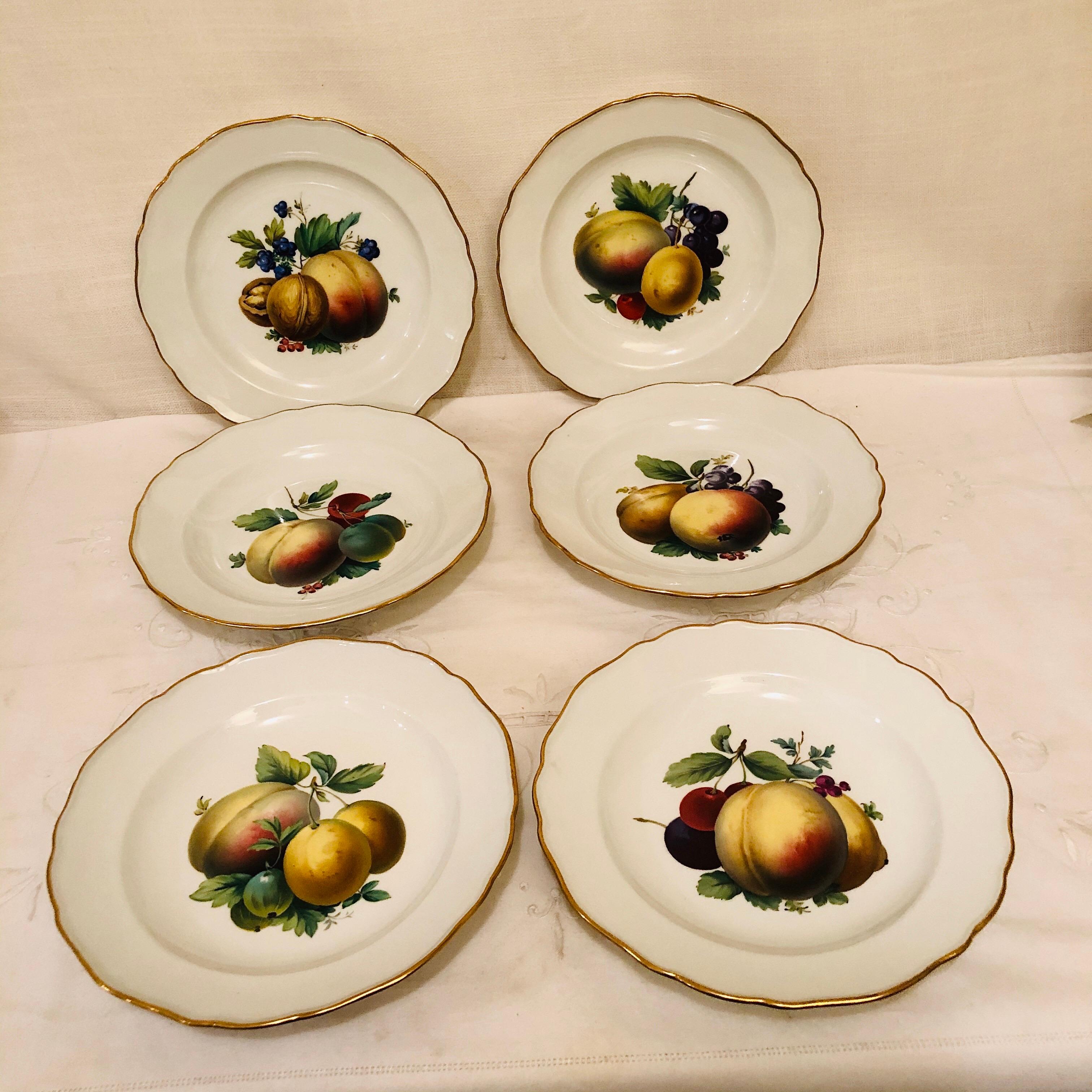 Ensemble de douze assiettes à dessert Meissen peintes de main de maître avec différents fruits en vente 4
