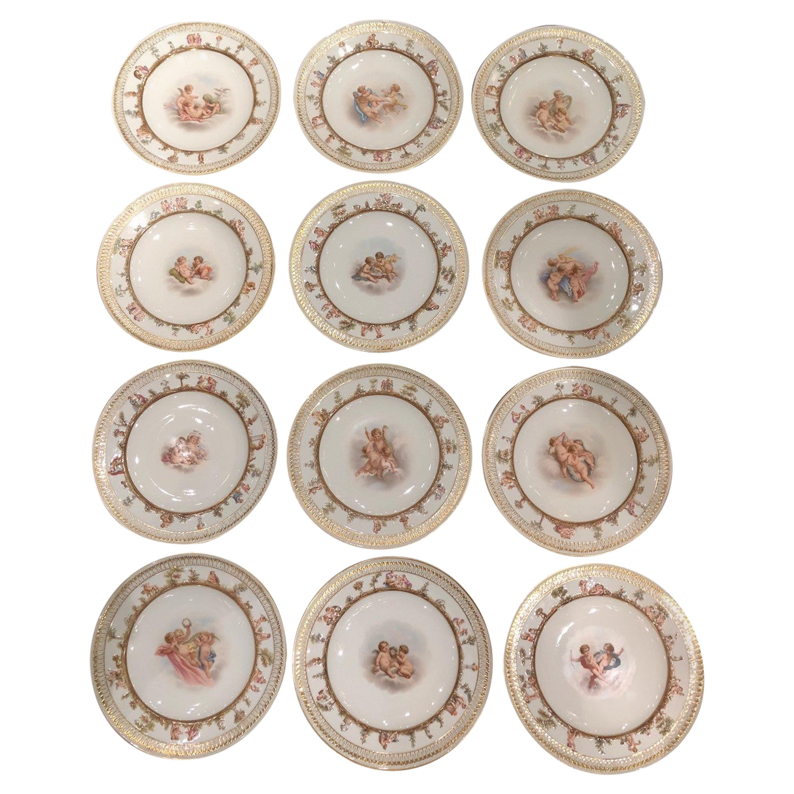 Ensemble de douze assiettes en porcelaine de Meissen avec Putti et scènes célestes
