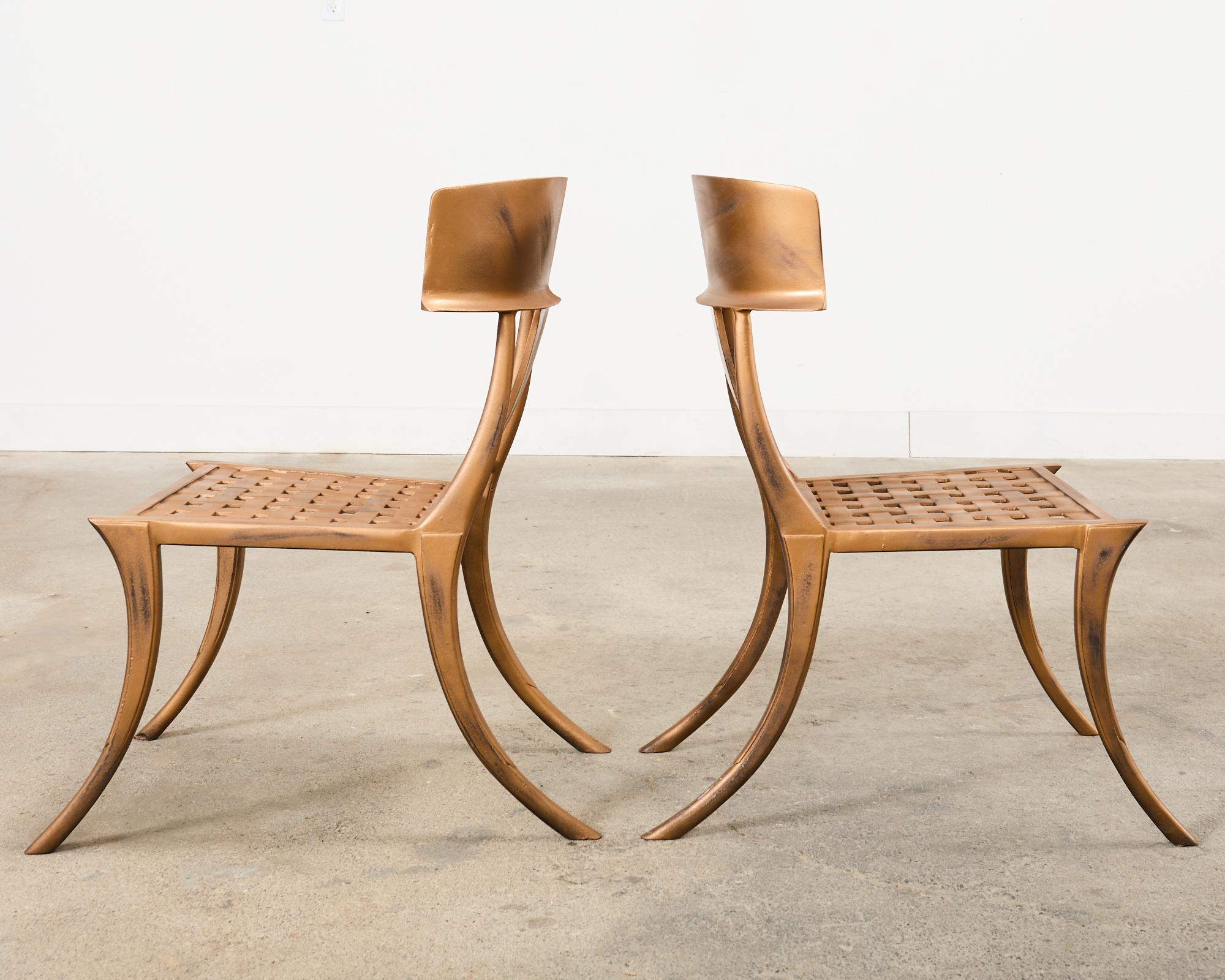Conjunto de doce sillas de comedor de jardín Michael Taylor Klismos doradas en venta 2