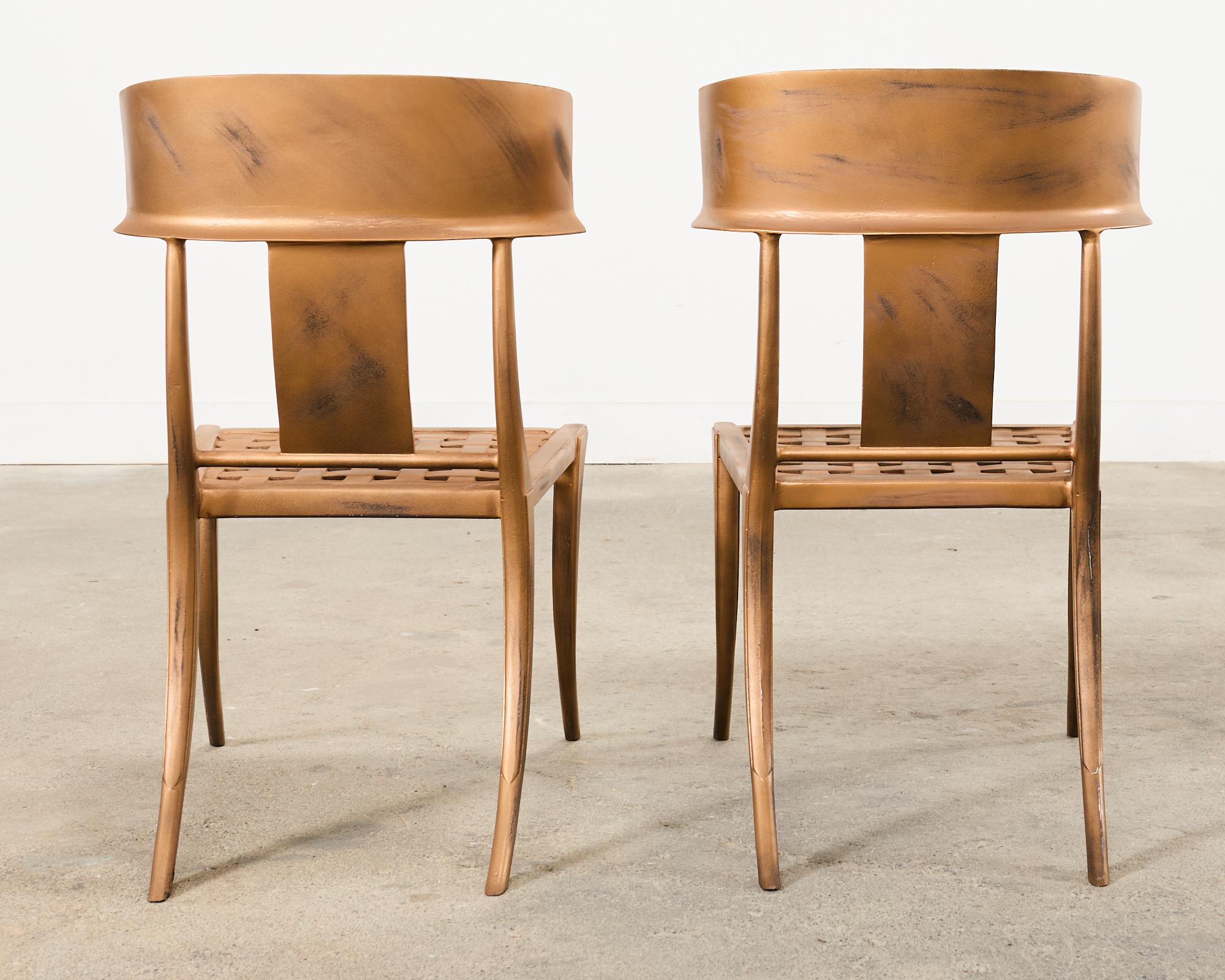 Conjunto de doce sillas de comedor de jardín Michael Taylor Klismos doradas en venta 3