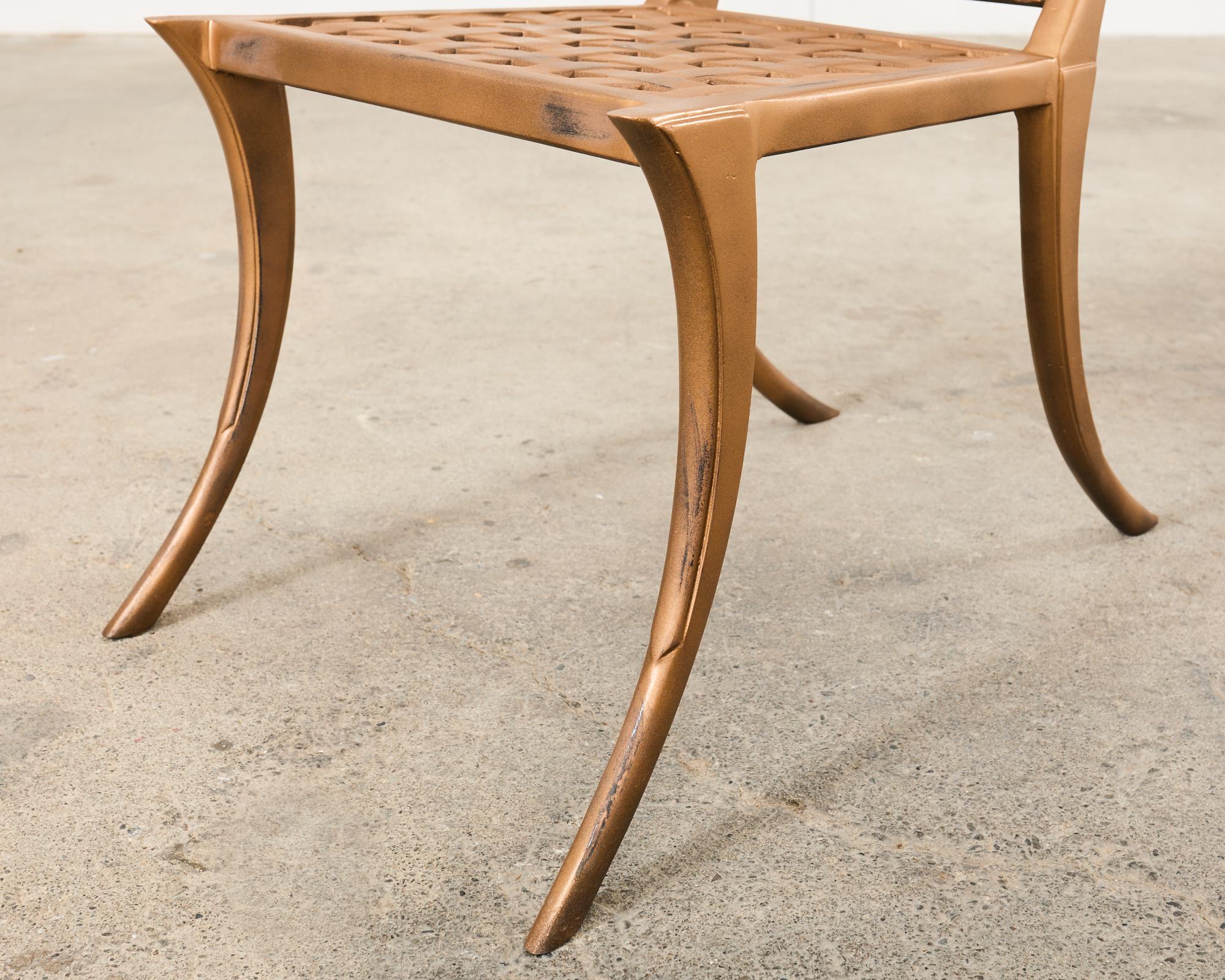 Conjunto de doce sillas de comedor de jardín Michael Taylor Klismos doradas en venta 5