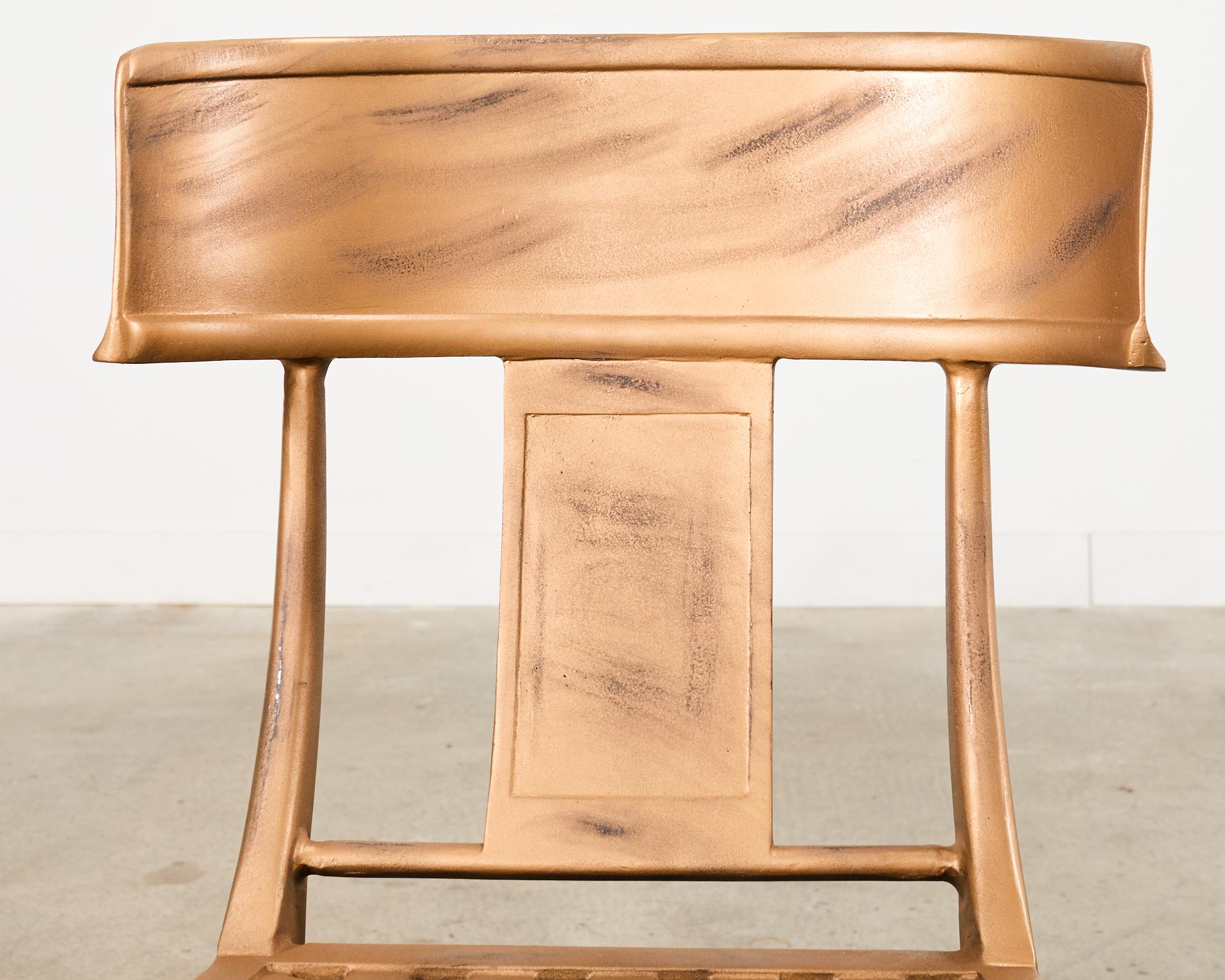 Conjunto de doce sillas de comedor de jardín Michael Taylor Klismos doradas en venta 6