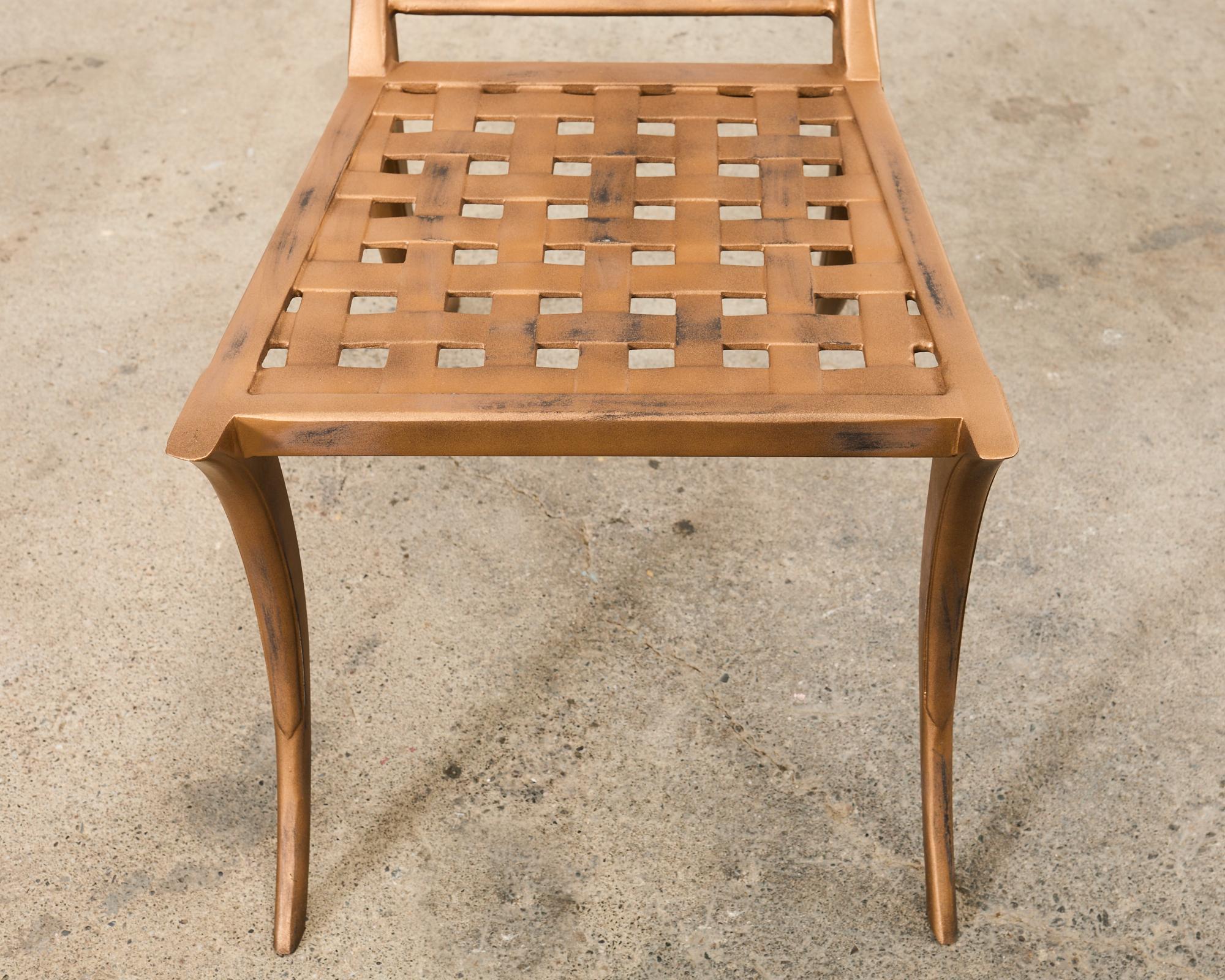 Conjunto de doce sillas de comedor de jardín Michael Taylor Klismos doradas en venta 7