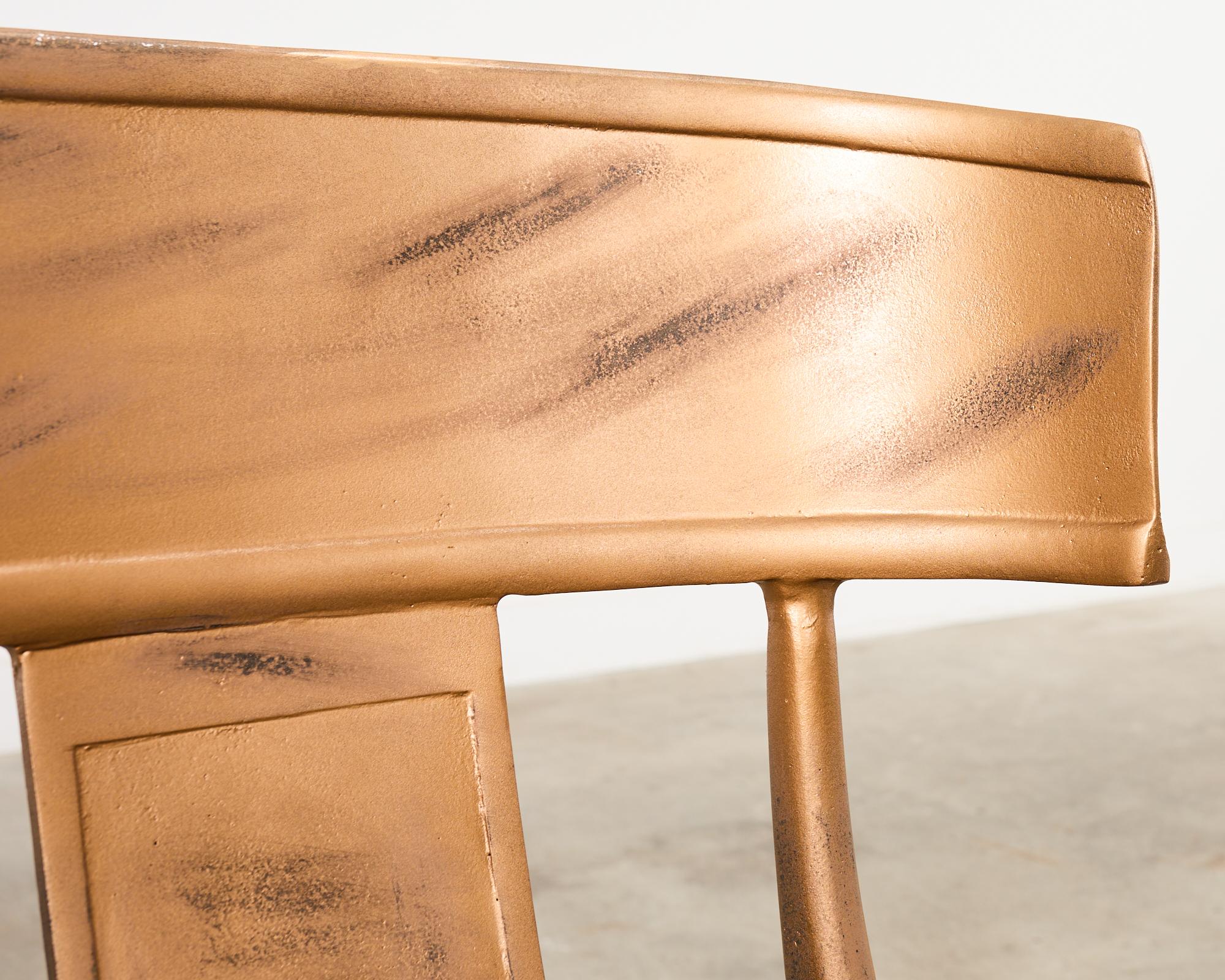 Conjunto de doce sillas de comedor de jardín Michael Taylor Klismos doradas en venta 8