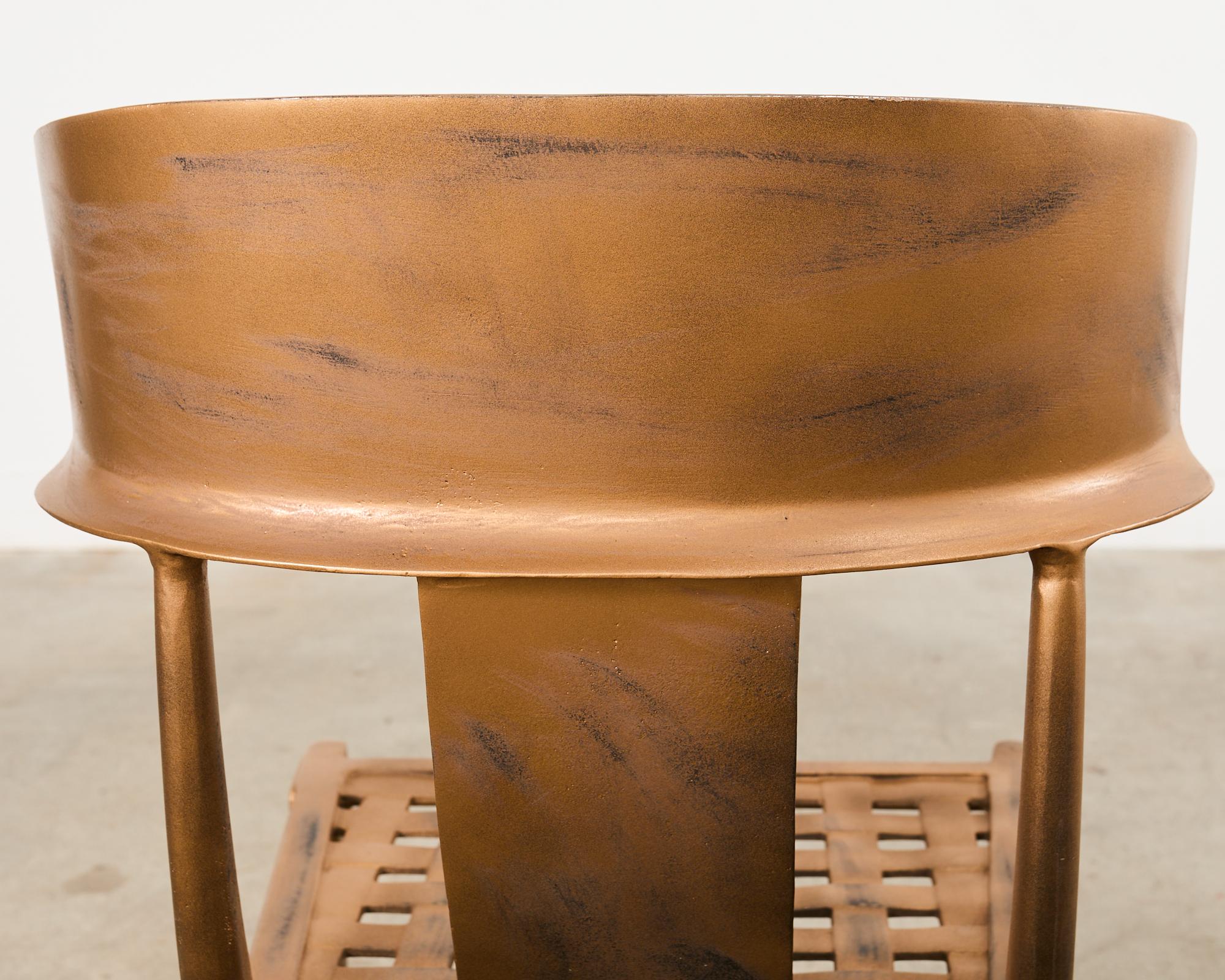 Conjunto de doce sillas de comedor de jardín Michael Taylor Klismos doradas en venta 11
