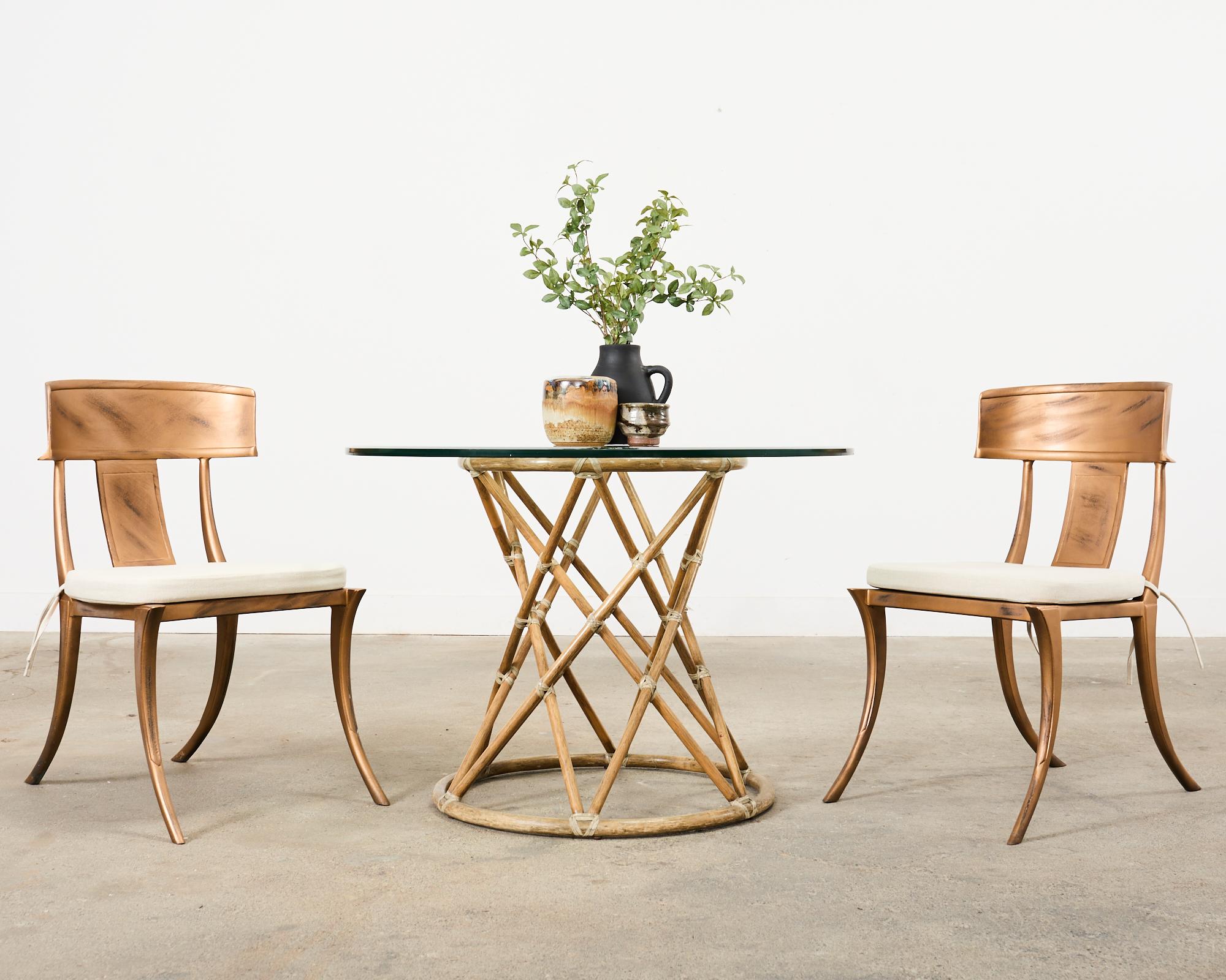Sublime juego de doce sillas de comedor de aluminio fundido para patio y jardín, de estilo grecorromano klismos, diseñadas por Michael Taylor. Las sillas de jardín (modelo #MTD-1006) tienen un diseño icónico realzado por un acabado dorado con una