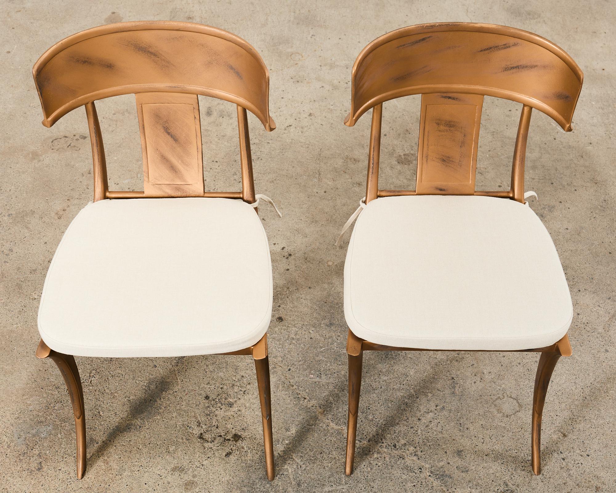Conjunto de doce sillas de comedor de jardín Michael Taylor Klismos doradas Vaciado en venta