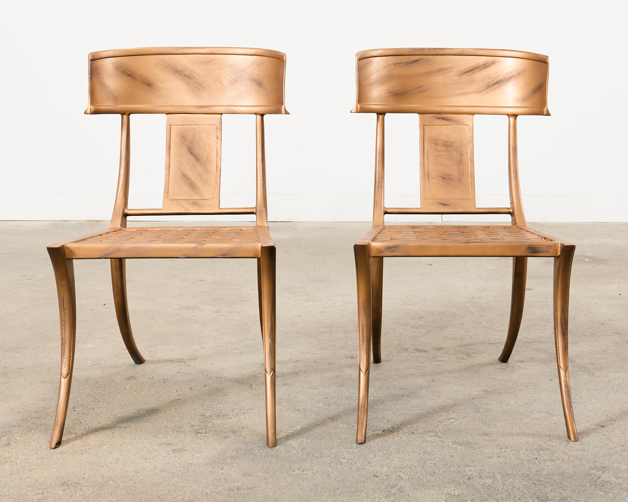 Conjunto de doce sillas de comedor de jardín Michael Taylor Klismos doradas Siglo XXI y contemporáneo en venta