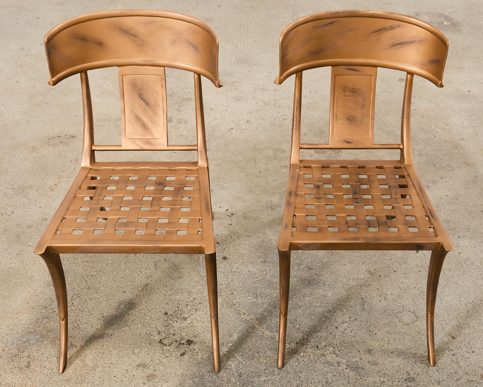 Conjunto de doce sillas de comedor de jardín Michael Taylor Klismos doradas Aluminio en venta