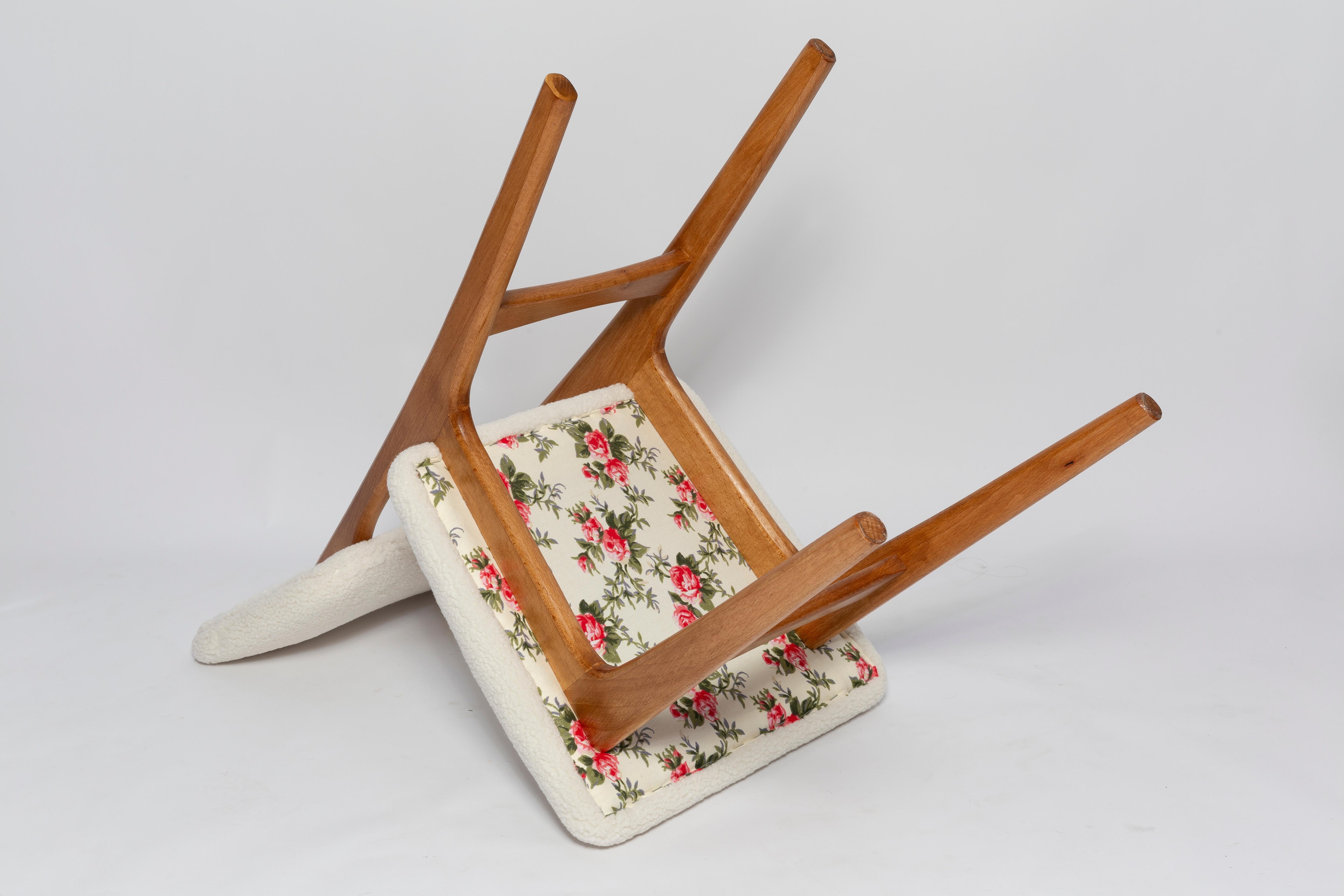 Ensemble de douze chaises papillons du milieu du siècle, bouclette, bois clair, Europe, années 1960 en vente 3