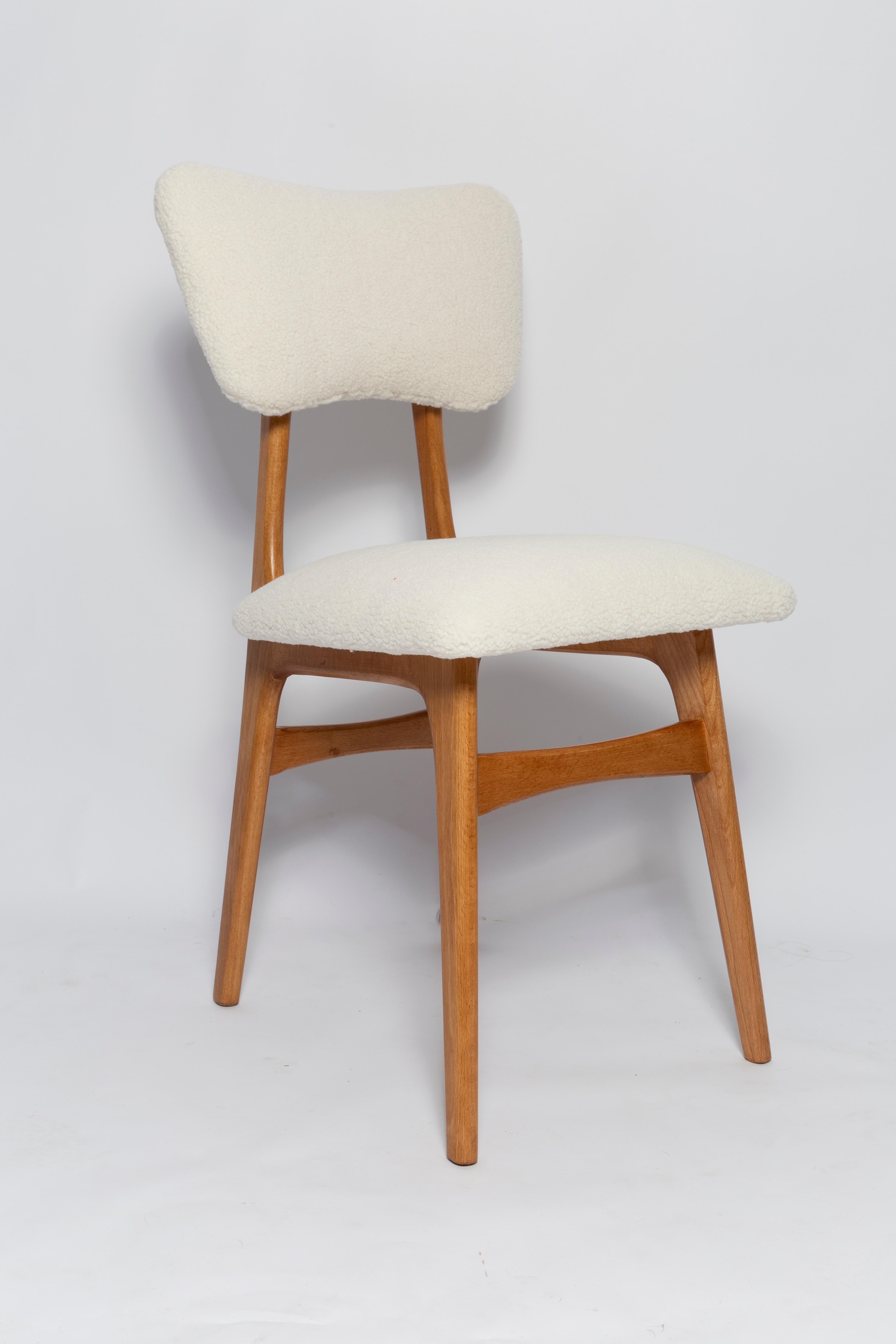 Fait main Ensemble de douze chaises papillons du milieu du siècle, bouclette, bois clair, Europe, années 1960 en vente