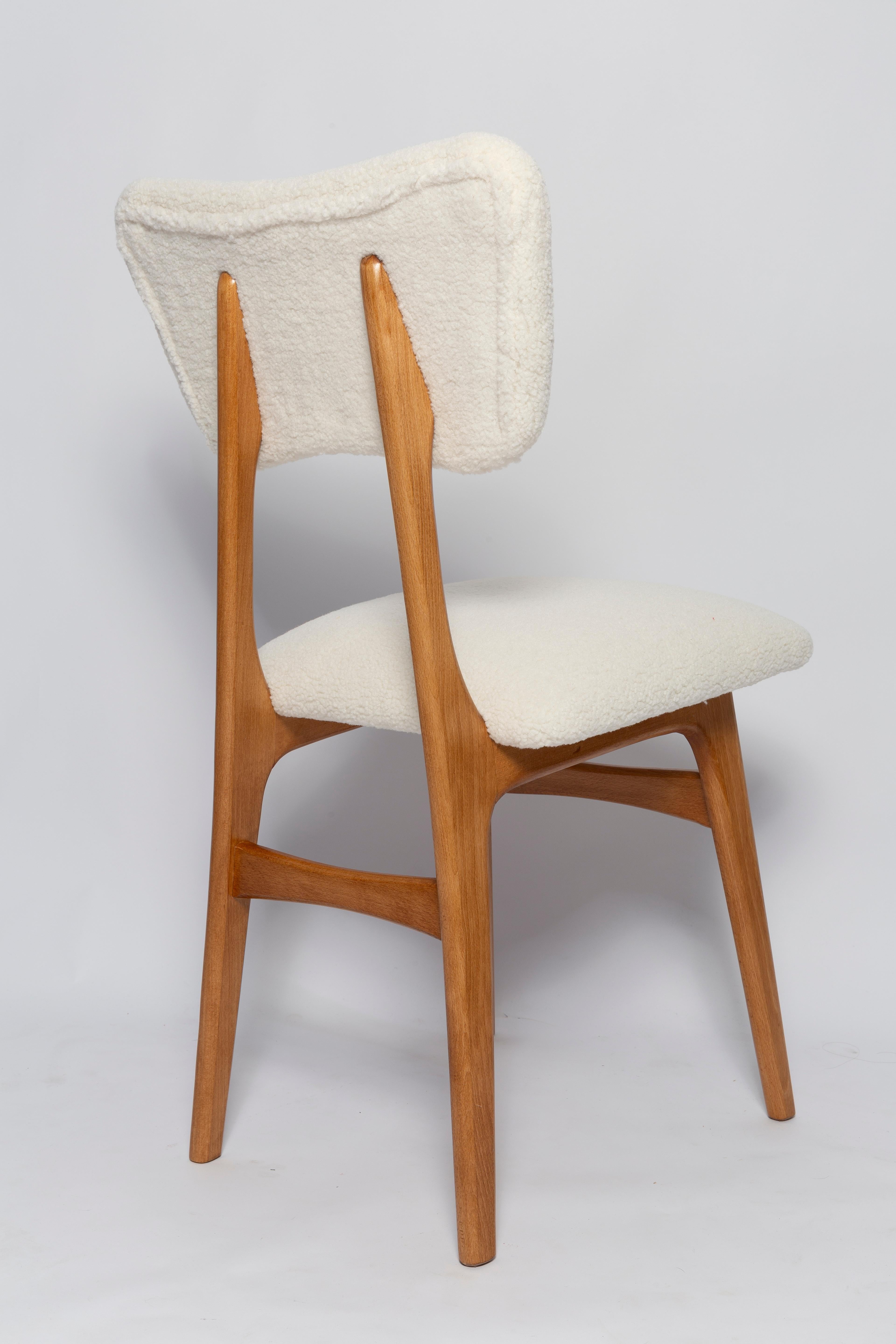 Tissu Ensemble de douze chaises papillons du milieu du siècle, bouclette, bois clair, Europe, années 1960 en vente