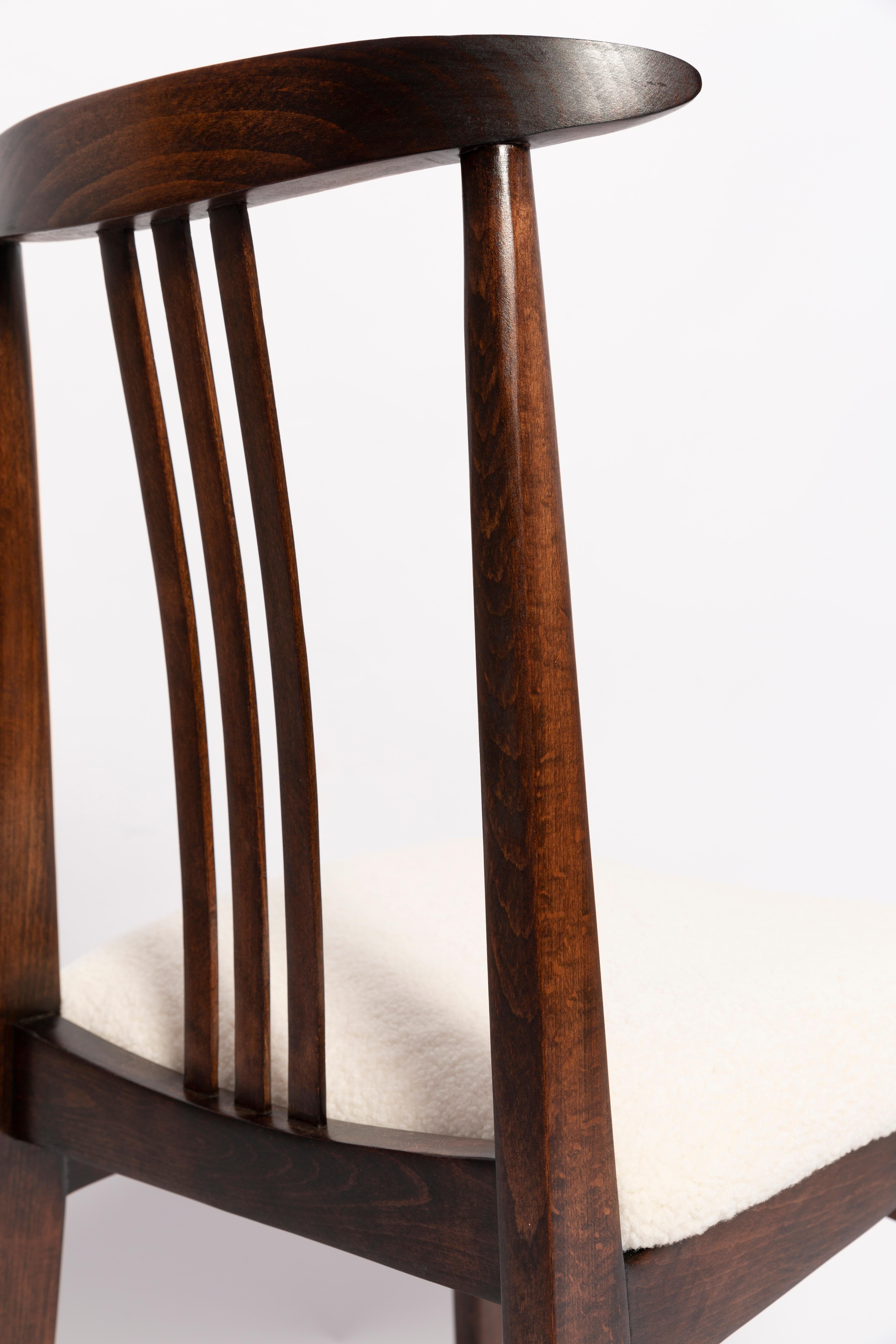 Fait main Ensemble de douze chaises en bouclette crème du milieu du siècle par M. Zielinski, Europe, années 1960 en vente