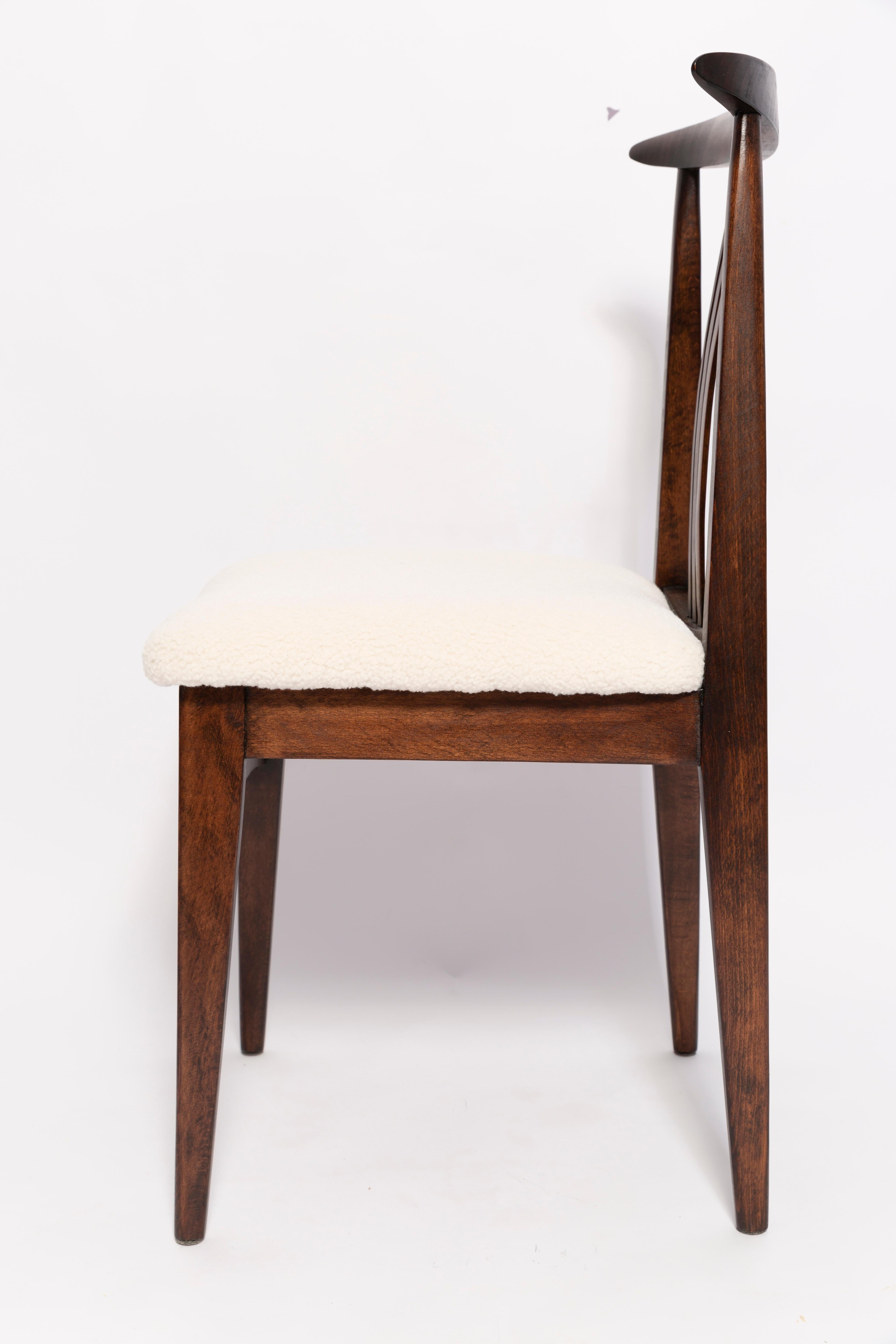 20ième siècle Ensemble de douze chaises en bouclette crème du milieu du siècle par M. Zielinski, Europe, années 1960 en vente