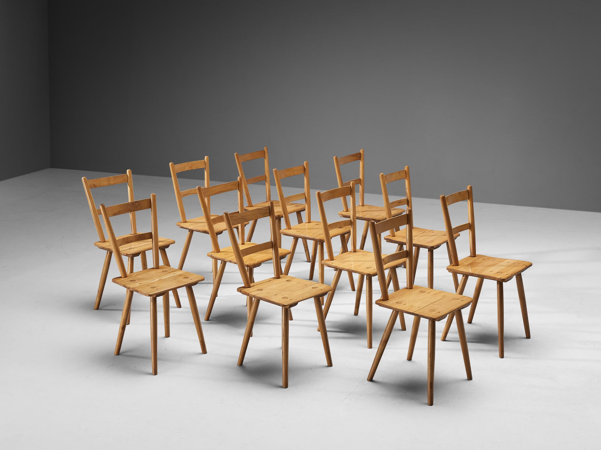 Dining chairs, beech, The Netherlands, 1960s. 

Large set of twelve modest Dutch dining chairs. These modern chairs resemble the style of the designs by the British furniture manufacturer Ercol. These Puritan, simplistic chairs with two horizontal