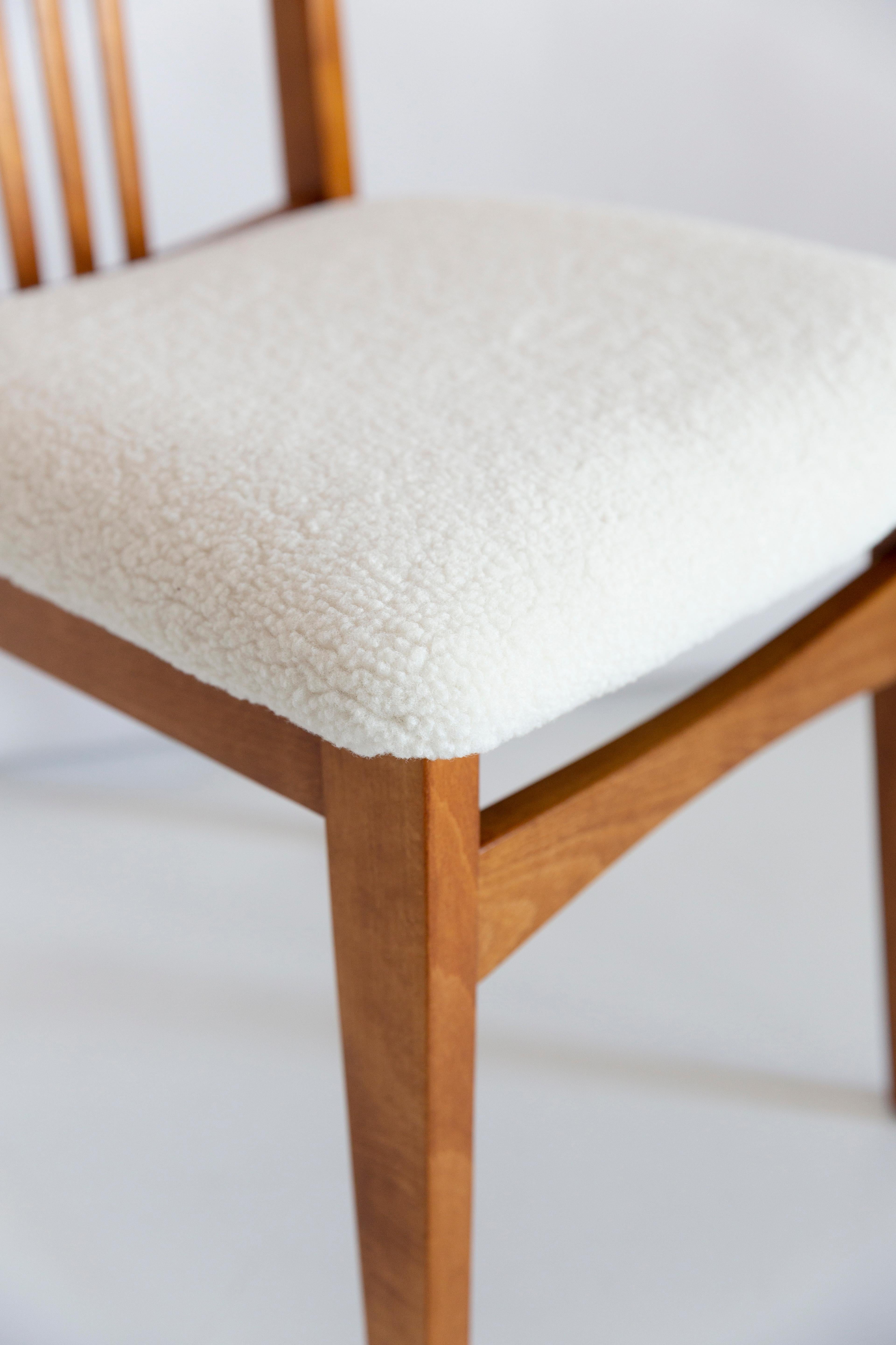 Ein schöner Buchenstuhl, entworfen von M. Zielinski, Typ 200 / 100B. Hergestellt vom Opole Furniture Industry Center Ende der 1960er Jahre in Polen. Der Stuhl ist nach einer kompletten Tischler- und Polstermöbelrenovierung. Die Sitze sind mit