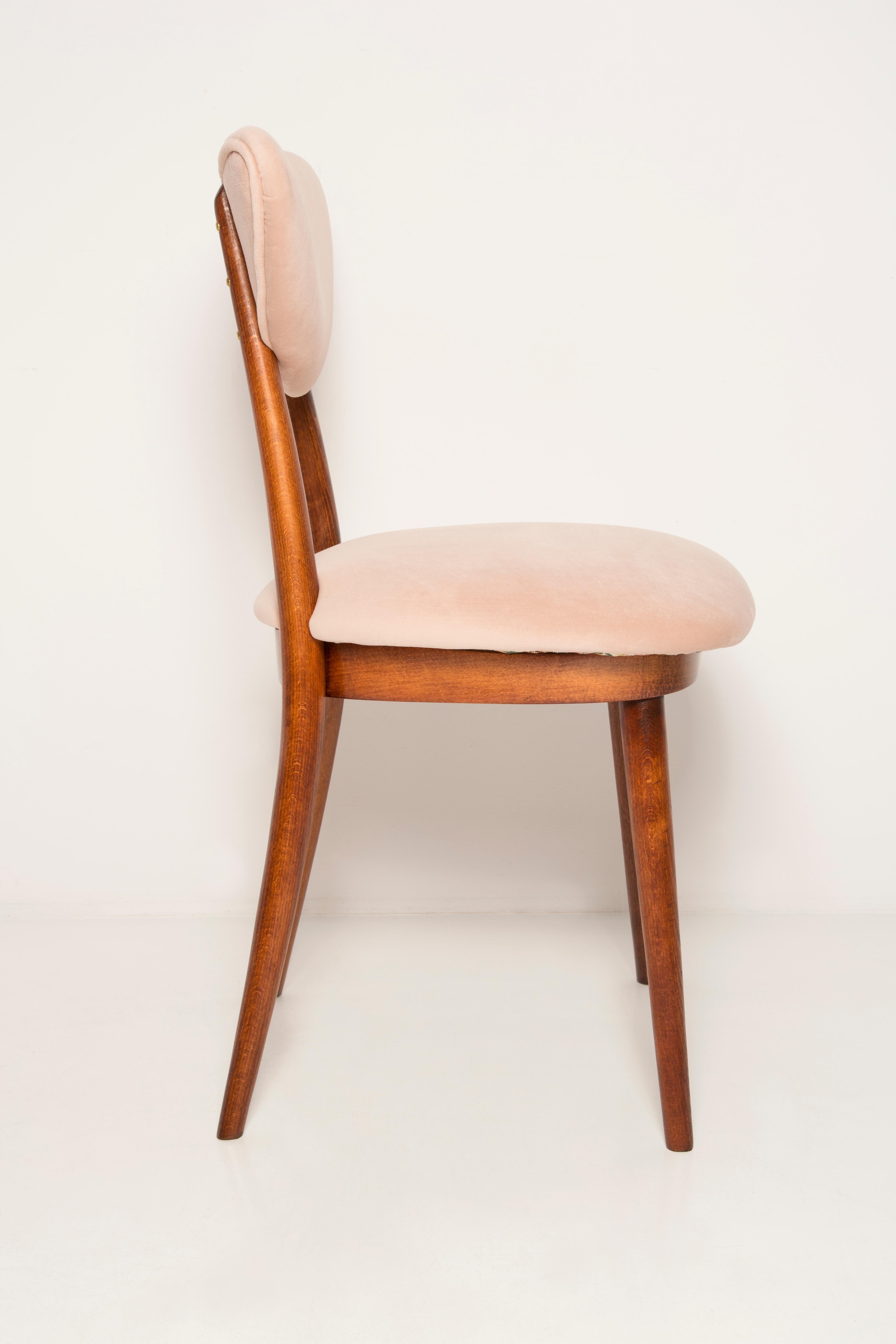 Polonais Ensemble de douze chaises à cœurs en velours rose clair du milieu du siècle, Europe, années 1960 en vente