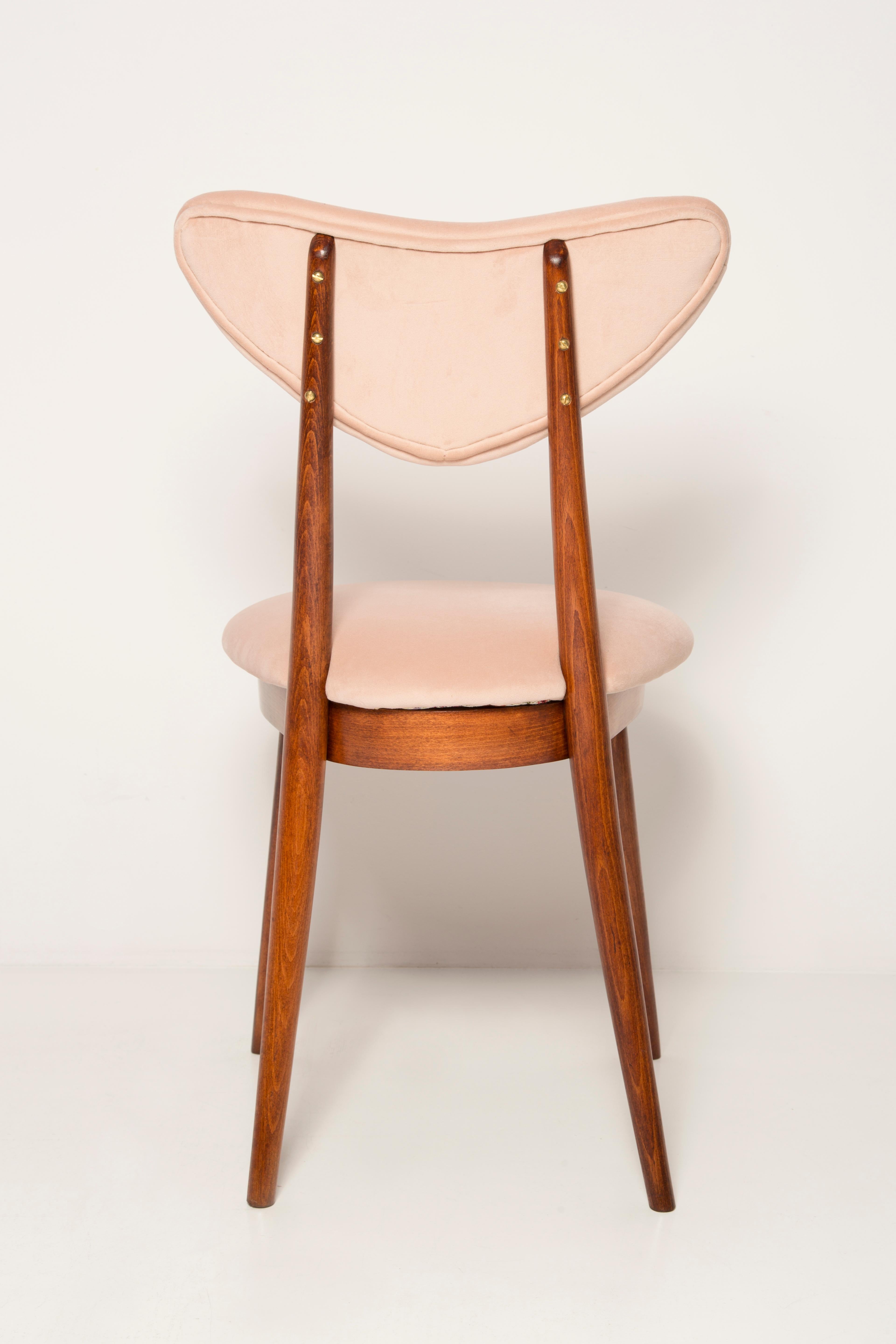 Fait main Ensemble de douze chaises à cœurs en velours rose clair du milieu du siècle, Europe, années 1960 en vente