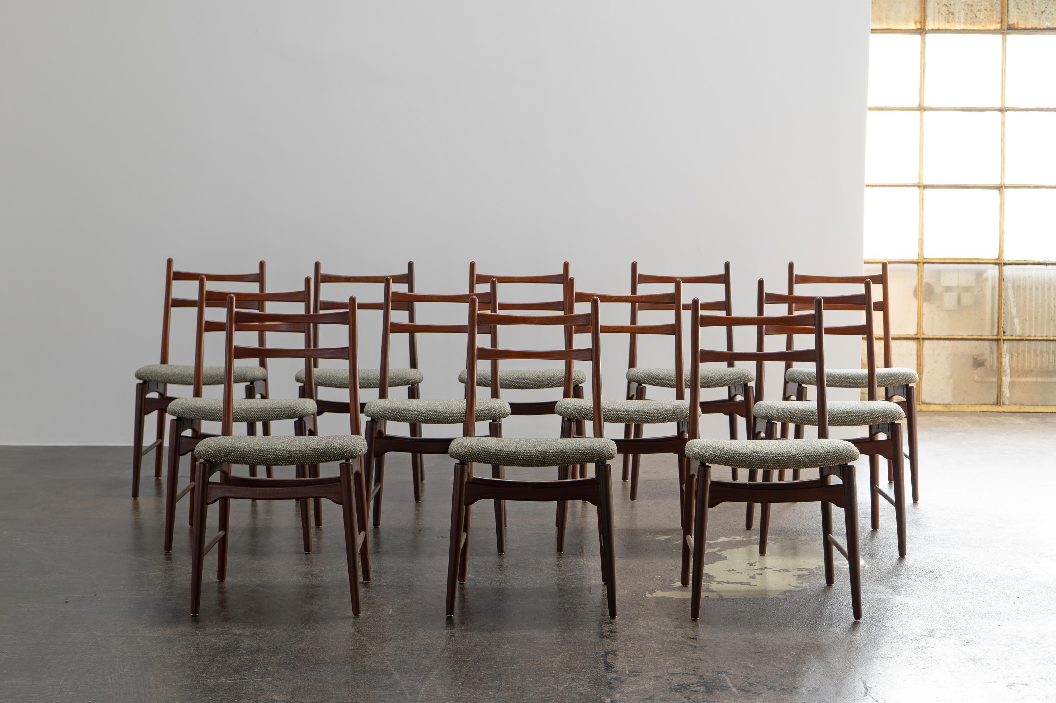 Zwölfstöckiger Satz Esszimmerstühle von Wilkhahn
Deutschland, 1958

Set bestehend aus zwölf zierlichen Mid-Century-Stühlen von Wilkhahn. Die Stühle wurden in den 1950er/60er Jahren in Deutschland hergestellt und mit einem groben Stoff von Sahco neu