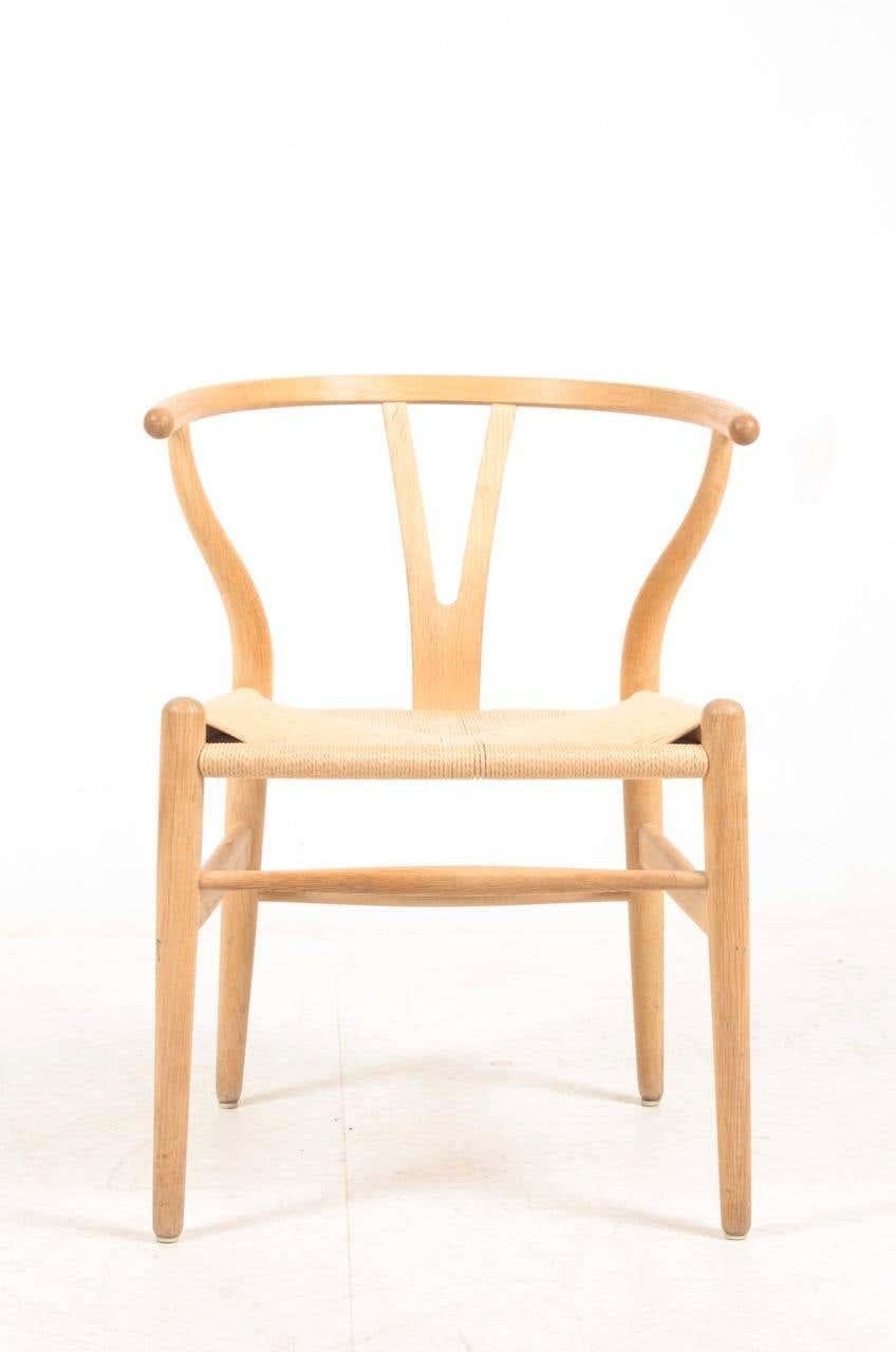 Scandinavian Modern Set of Twelve Midcentury Wishbone Chairs in Patinated Oak by Hans Wegner, 1960s For Sale