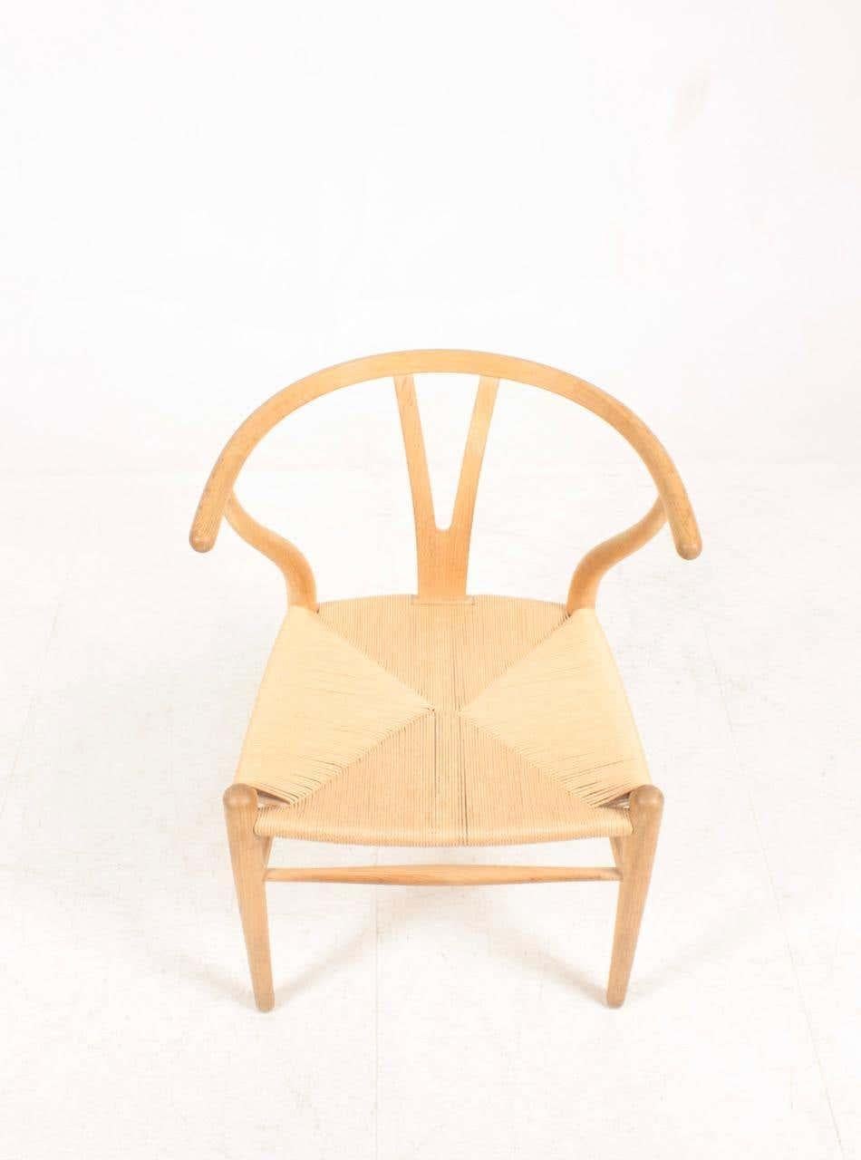 Danois Ensemble de douze chaises Wishbone en chêne patiné du milieu du siècle dernier par Hans Wegner, années 1960 en vente