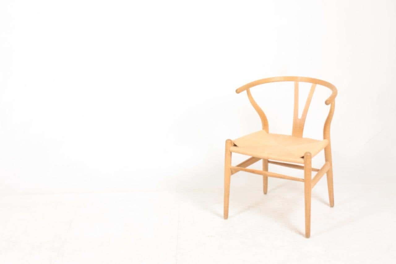Satz von zwölf Wishbone-Stühlen aus patinierter Eiche von Hans Wegner, 1960er Jahre im Zustand „Gut“ im Angebot in Lejre, DK