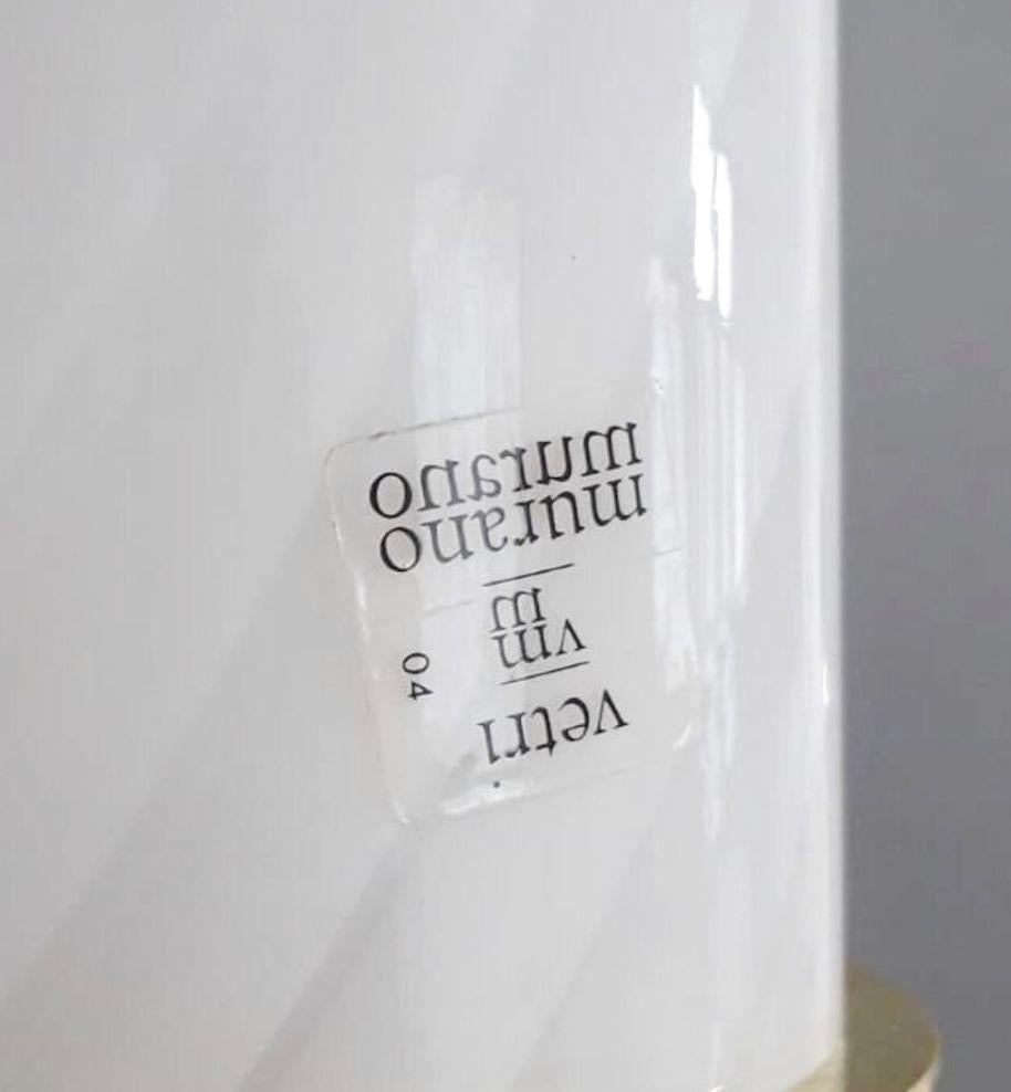 Set di dodici applique italiane con paralumi in vetro di Murano bianco latte soffiato a mano e montati su telai in ottone / Made in Italy, anni '60 circa.
Adesivo originale 