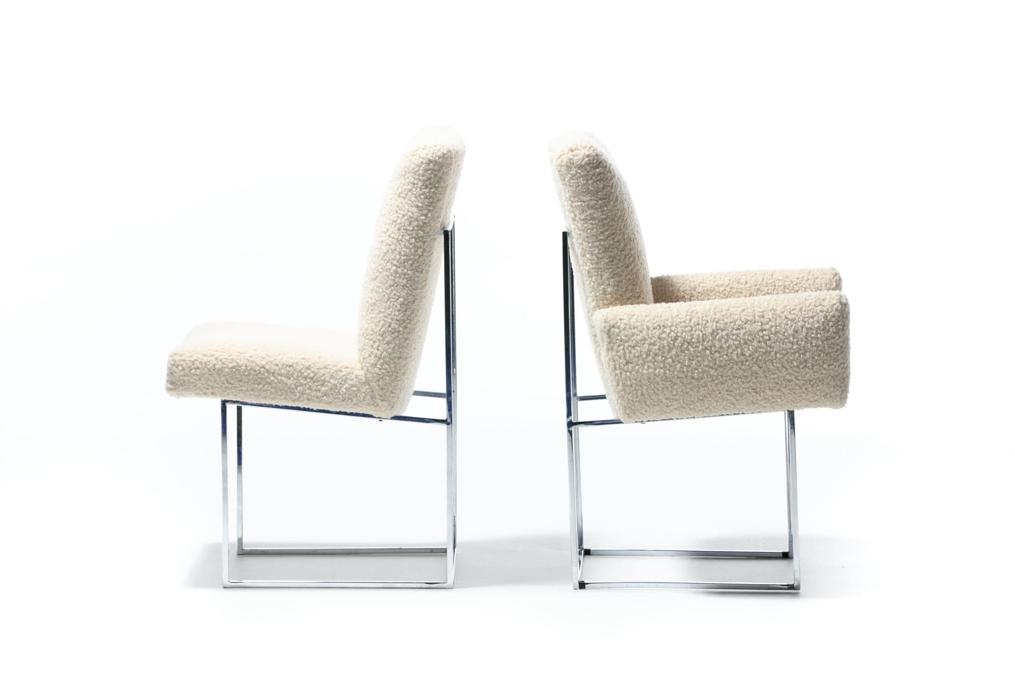 Magnifique ensemble de 12 chaises de salle à manger en acier inoxydable poli, modèle 1187 de Milo Baughman, pour Thayer IcCon, fraîchement retapissées en tissu bouclé ivoire, vers 1970. L'aspect est net, moderne et luxueux. Les armatures