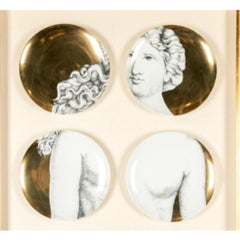 Satz von zwölf montierten Fornasetti Porzellantellern