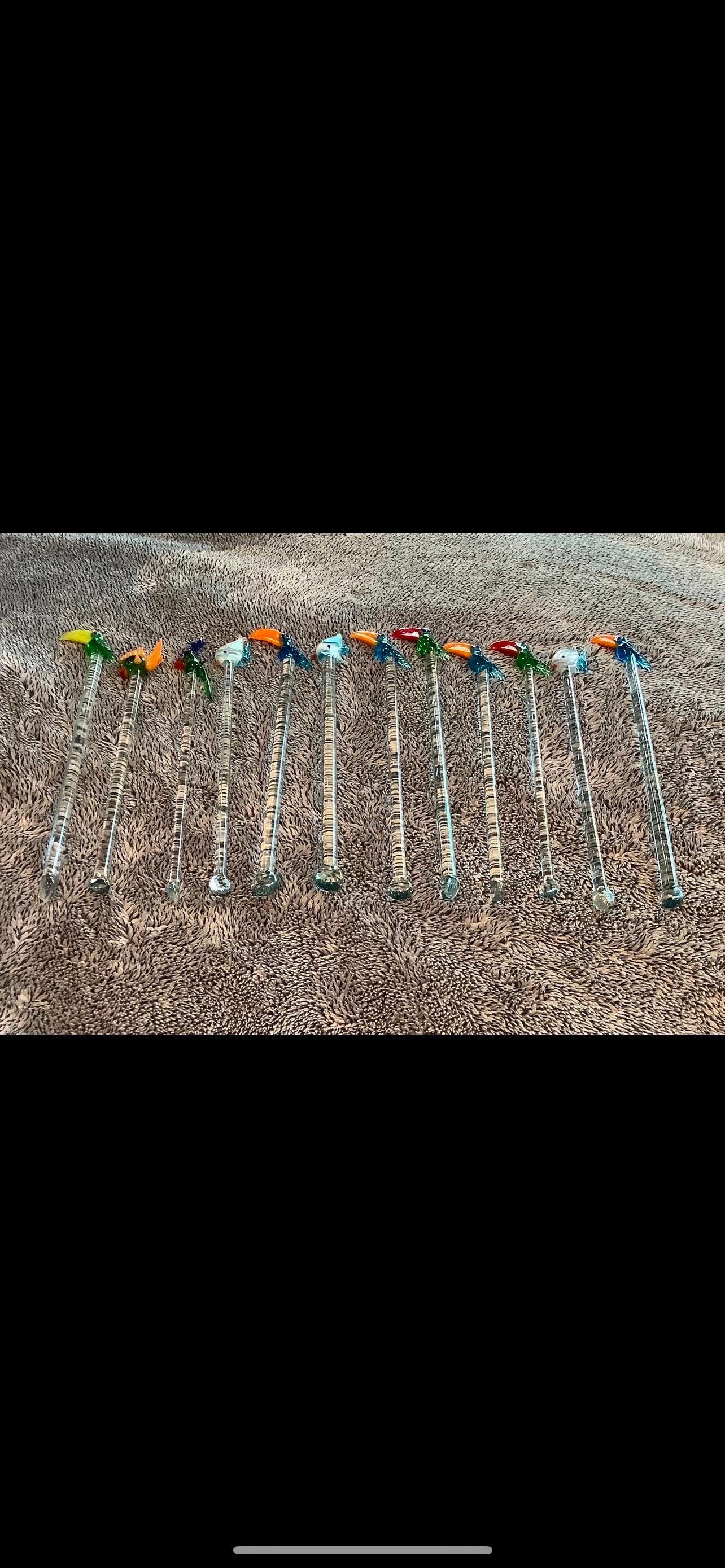 Satz von zwölf Murano-Glas-Swizzle-Sticks.
Angeboten wird eine charmante Gruppe von 12 mundgeblasenen Murano-Glasstäbchen oder Getränkestäbchen. Diese Swizzle Sticks haben bunte Glasfische und Papageien in verschiedenen Designs und