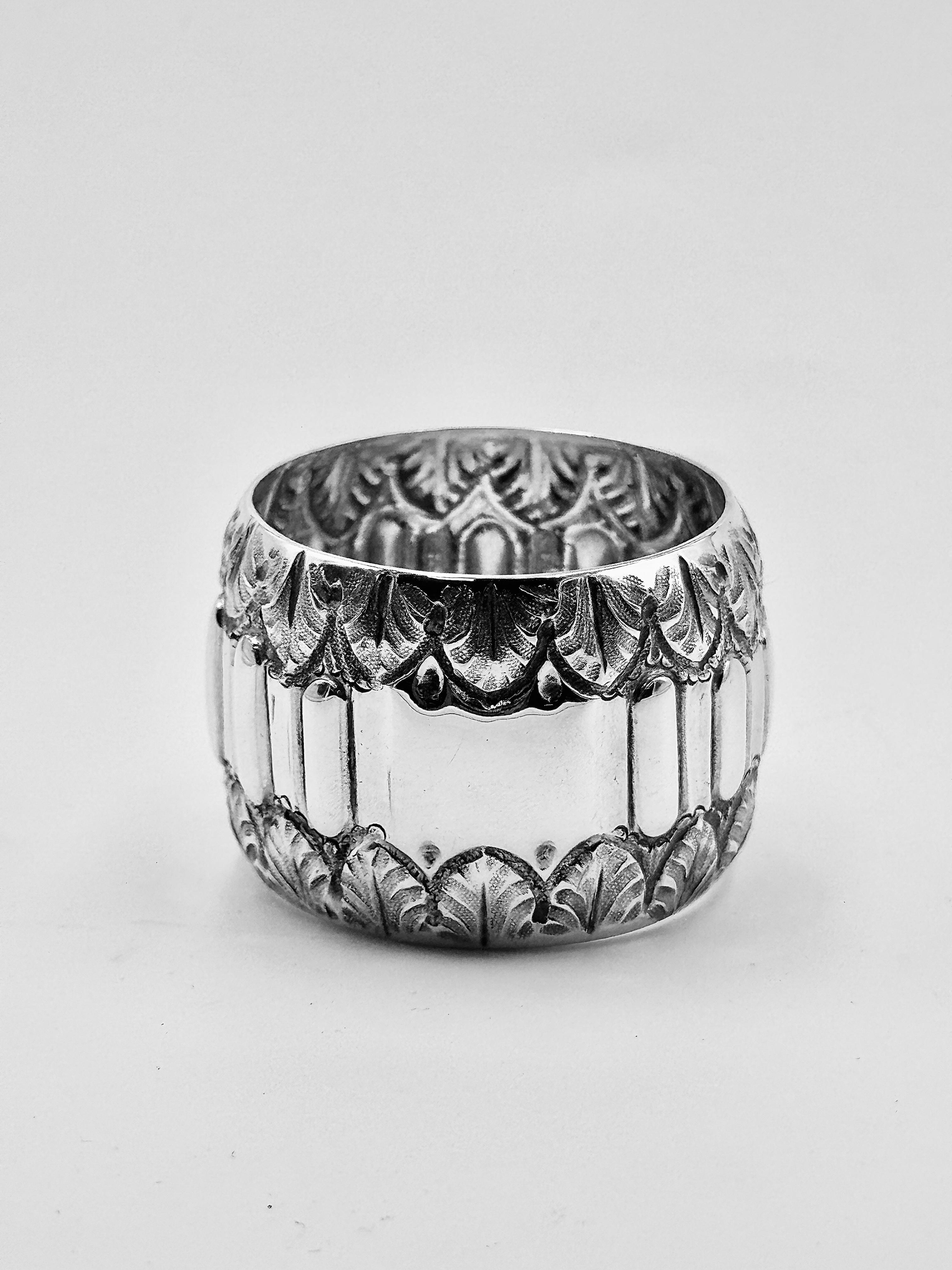 Satz mit zwölf Serviettenringen (Silber) im Angebot