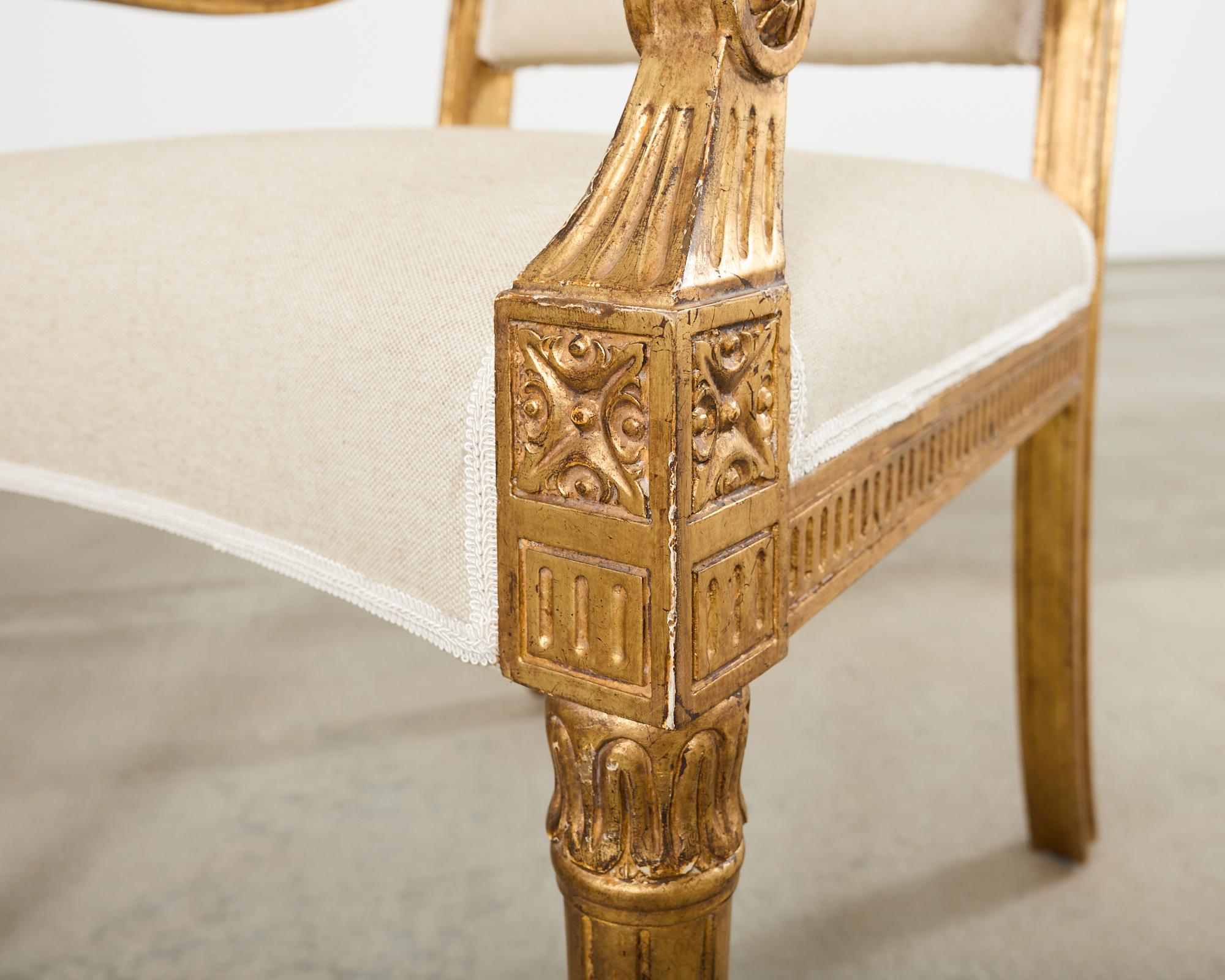 Zwölf Esszimmerstühle aus Giltholz im neoklassischen Louis-XVI-Stil im Angebot 2