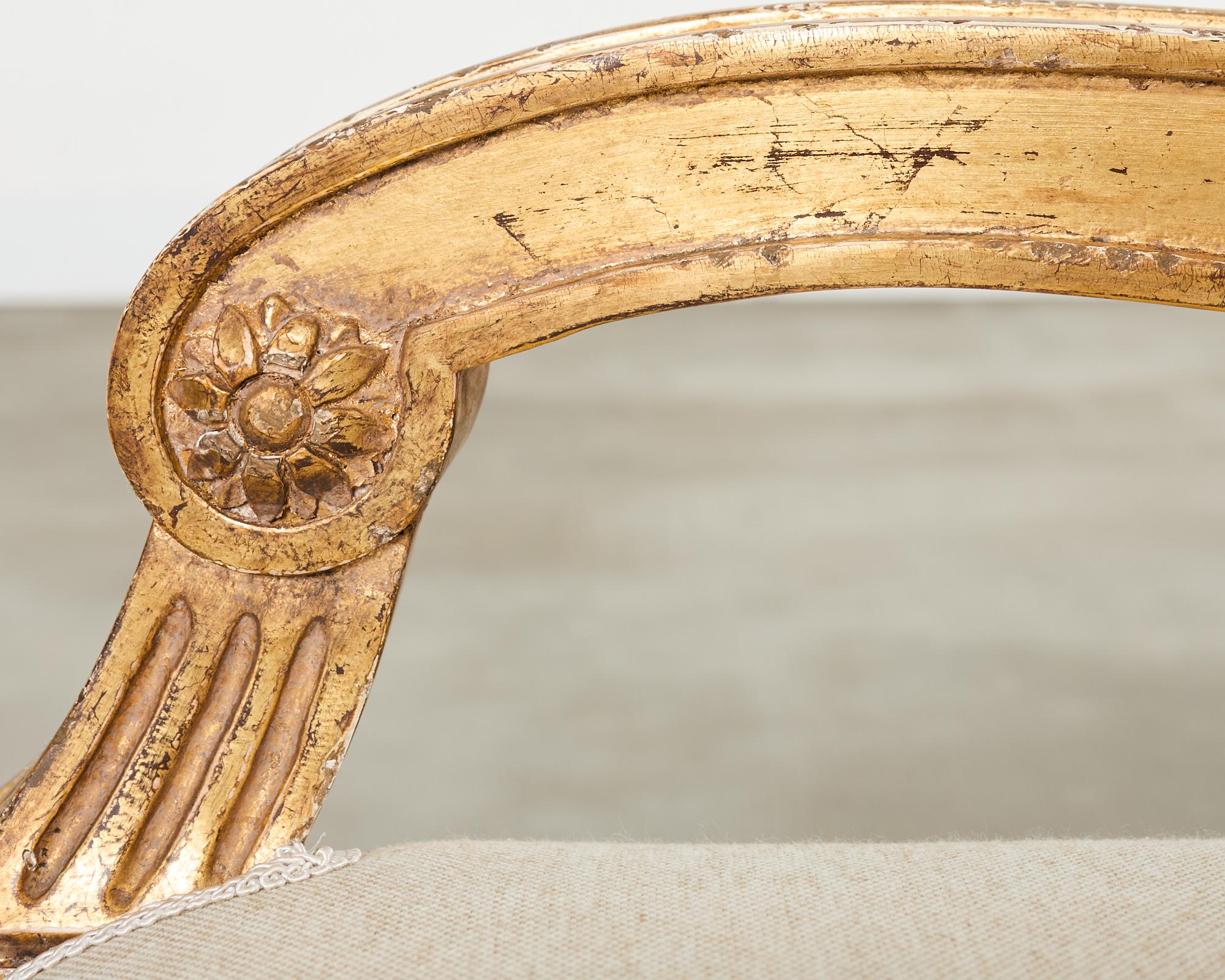 Zwölf Esszimmerstühle aus Giltholz im neoklassischen Louis-XVI-Stil im Angebot 7