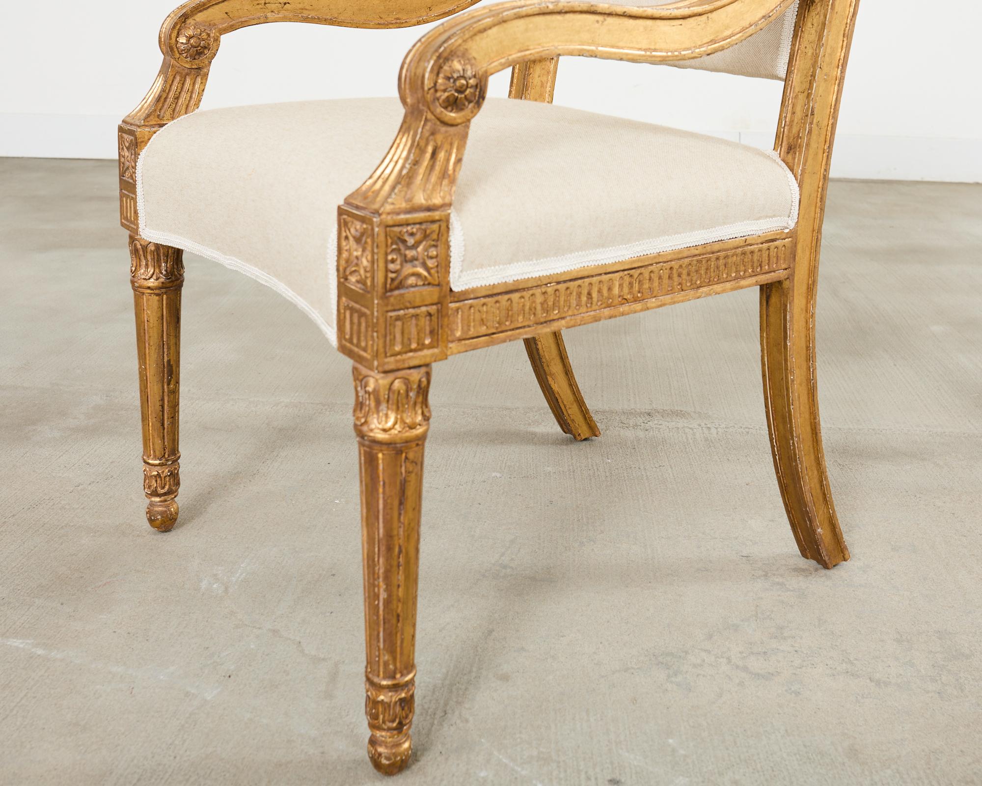 Zwölf Esszimmerstühle aus Giltholz im neoklassischen Louis-XVI-Stil im Angebot 9
