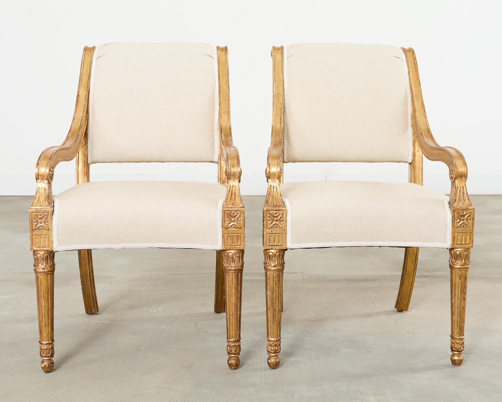 Zwölf Esszimmerstühle aus Giltholz im neoklassischen Louis-XVI-Stil (amerikanisch) im Angebot