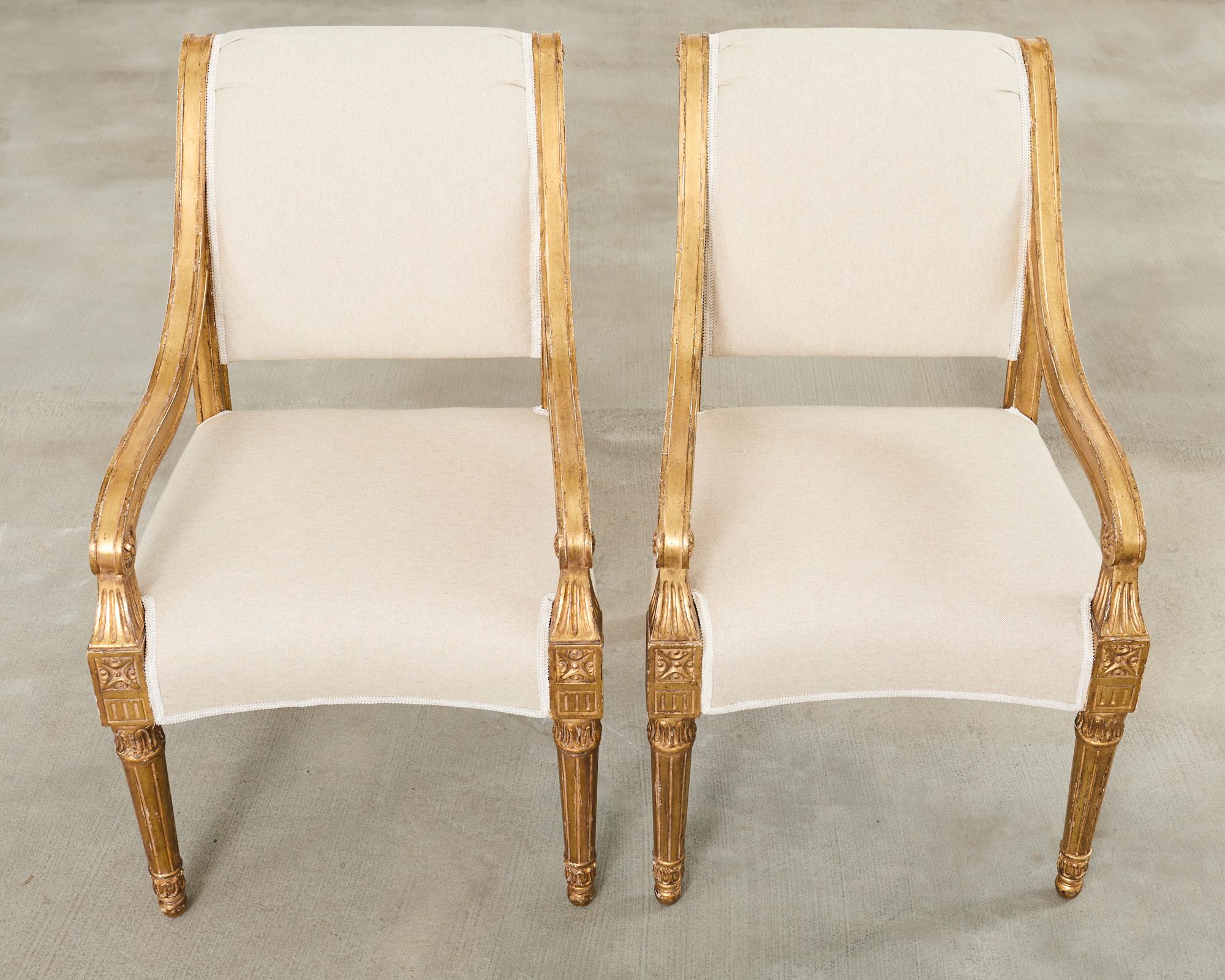 Zwölf Esszimmerstühle aus Giltholz im neoklassischen Louis-XVI-Stil (Handgefertigt) im Angebot