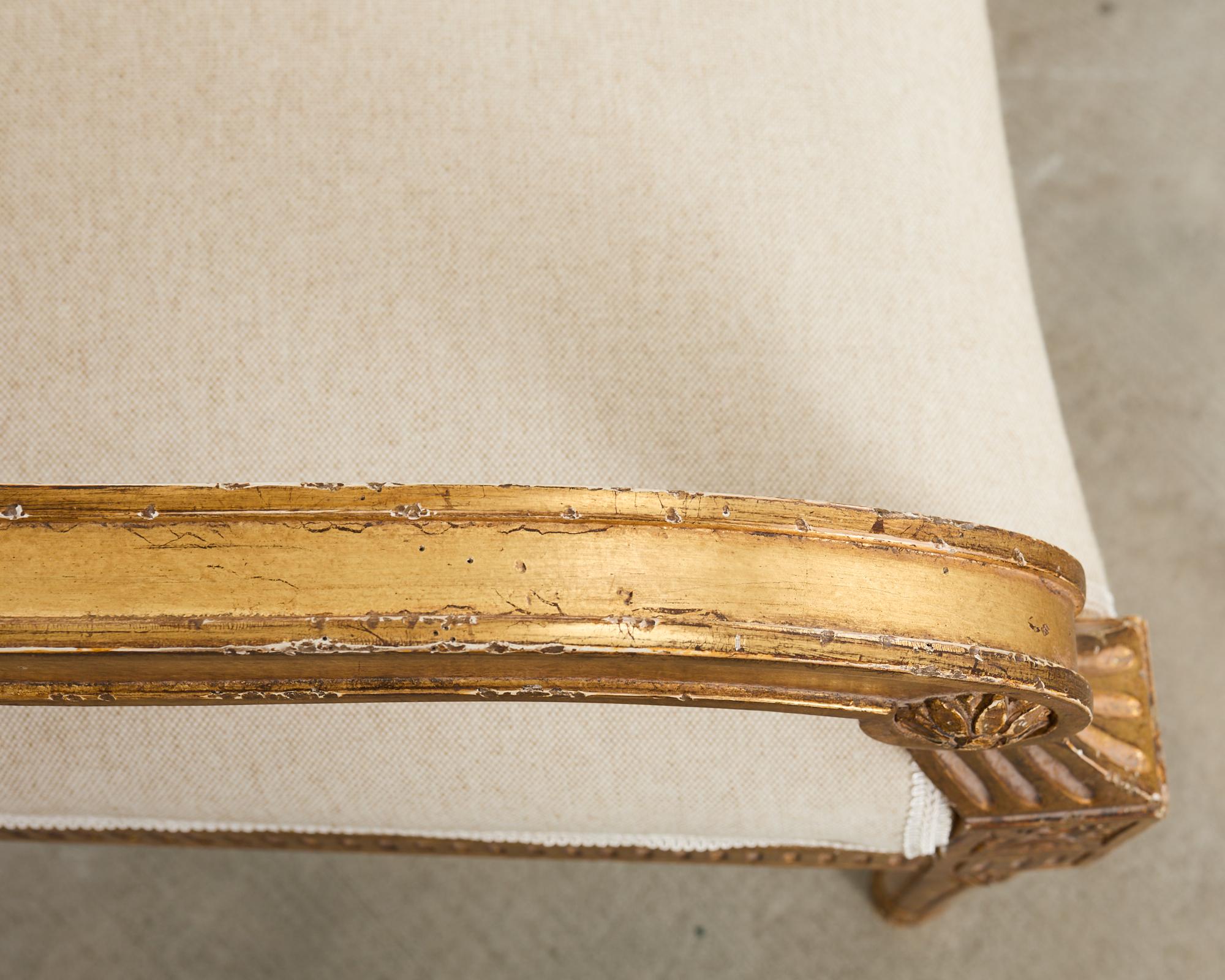Zwölf Esszimmerstühle aus Giltholz im neoklassischen Louis-XVI-Stil (20. Jahrhundert) im Angebot