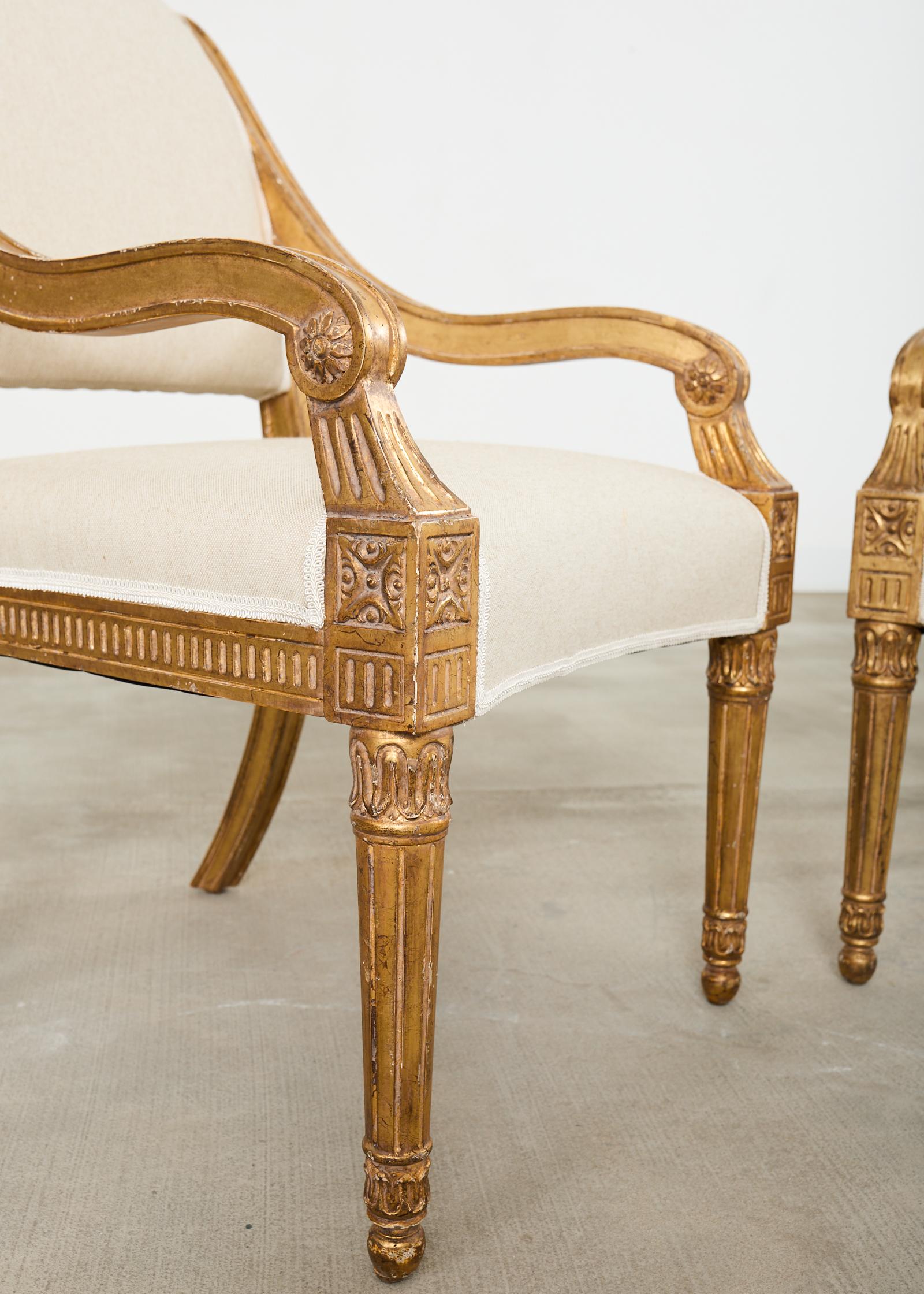 Zwölf Esszimmerstühle aus Giltholz im neoklassischen Louis-XVI-Stil (Stoff) im Angebot