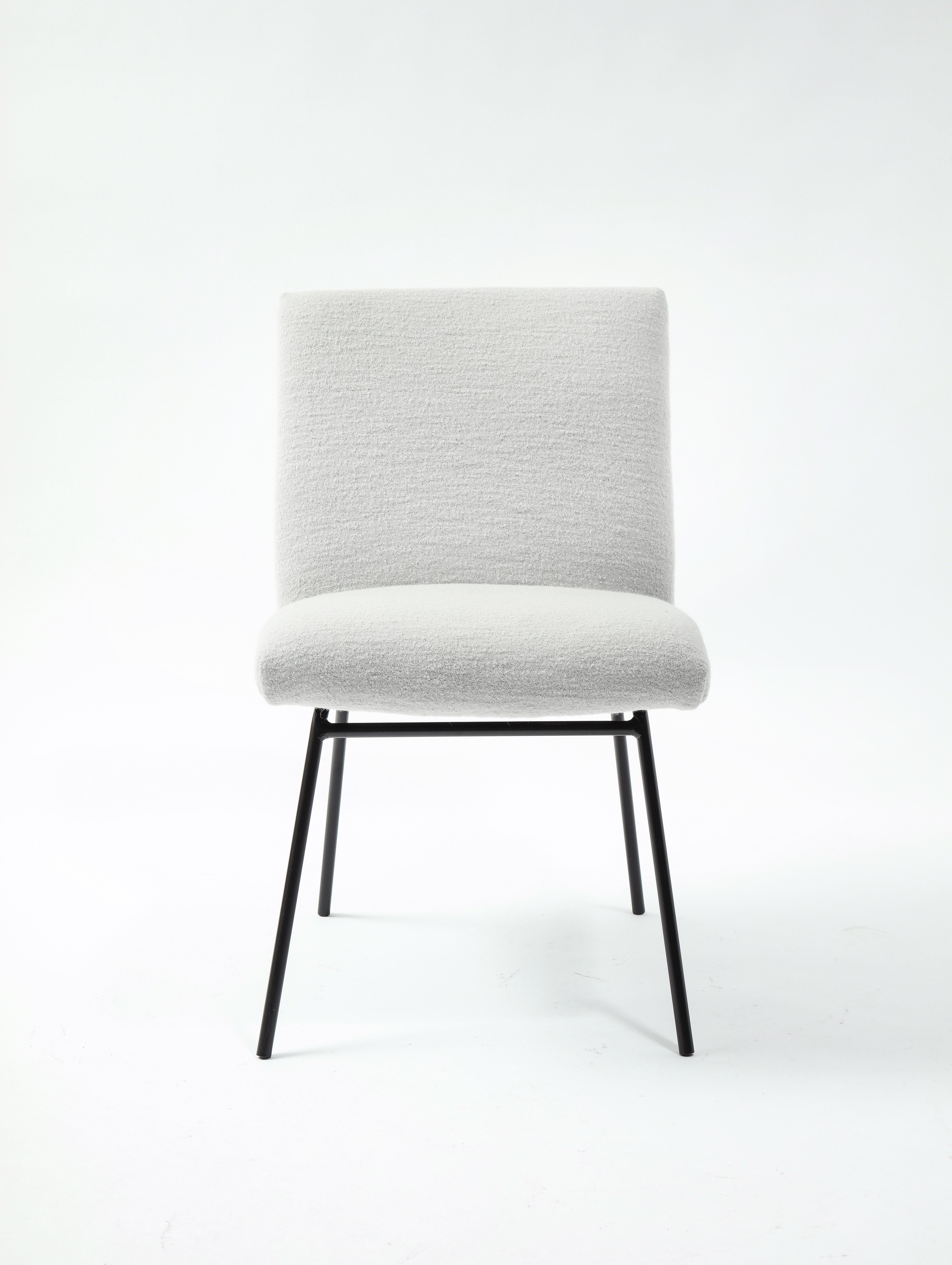 Zwölf Esszimmerstühle von Pierre Paulin für Meuble TV, klassisches Design aus der Mitte des Jahrhunderts und großer Komfort. Nur ein Stuhl ist gepolstert, fragen Sie uns nach dem COM-Service.