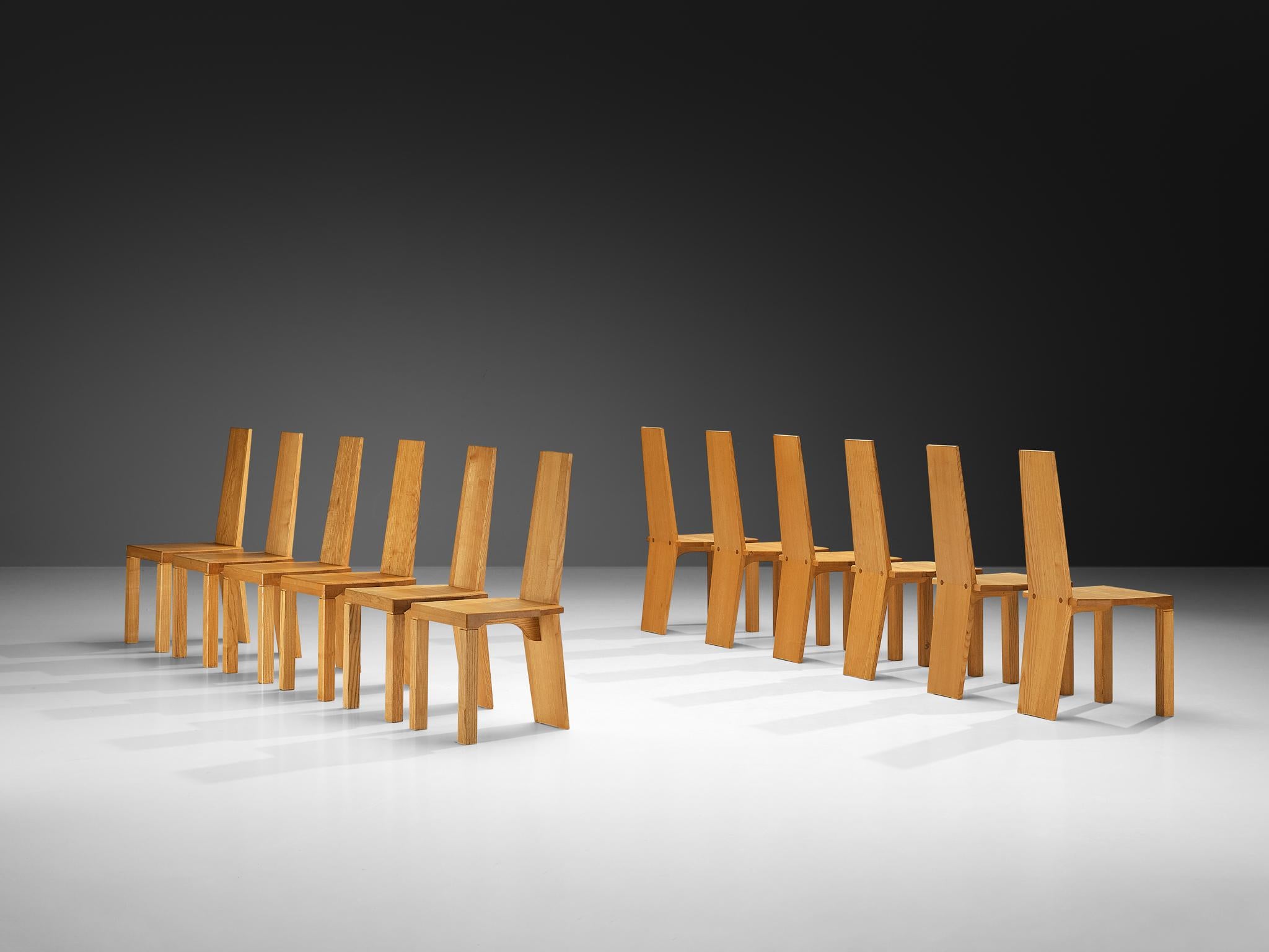 Conjunto de doce sillas de comedor postmodernas de madera maciza de fresno finales del siglo XX en venta