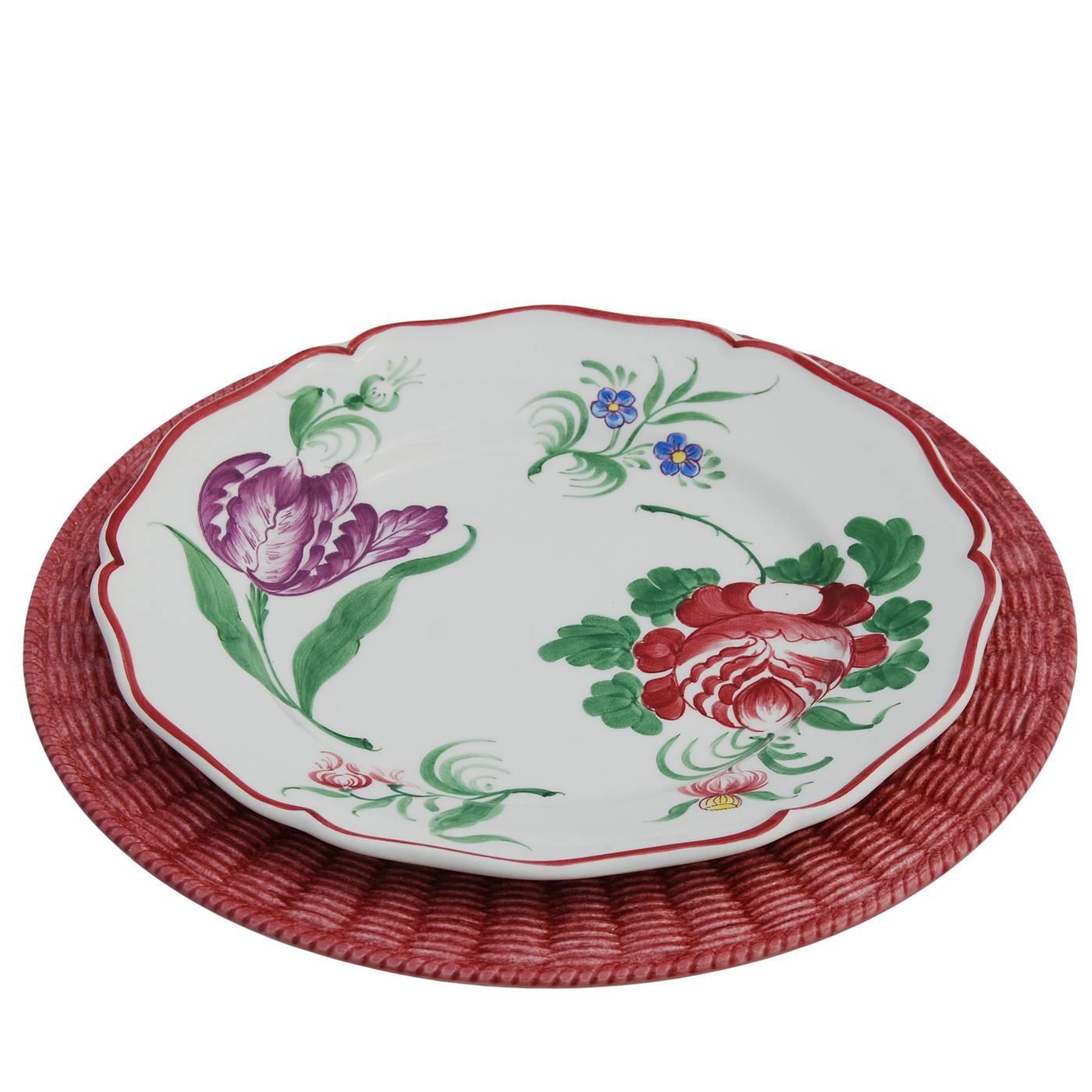 This is a set of four large plates conceived as placeholders, to be left as base as courses change, finished in a rich shade of wine rose with a sponge effect. The pieces are characterized by Este Ceramiche’s signature wicker border, flawlessly