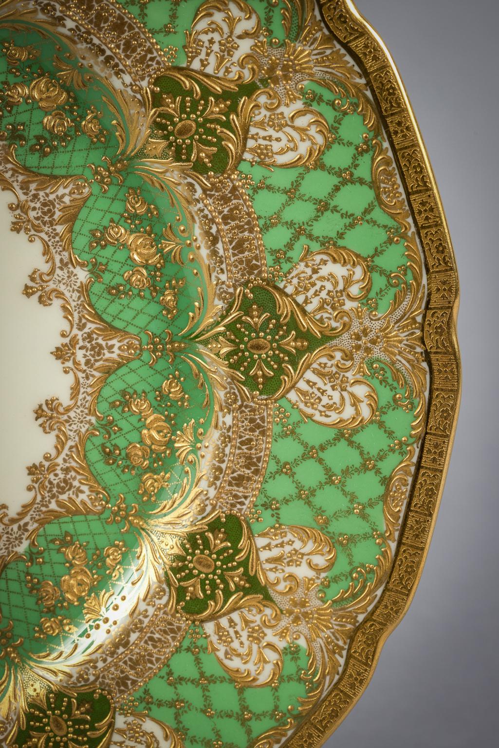 Set of Twelve Royal Doulton Dinner Plates, circa 1900 In Good Condition For Sale In New York, NY