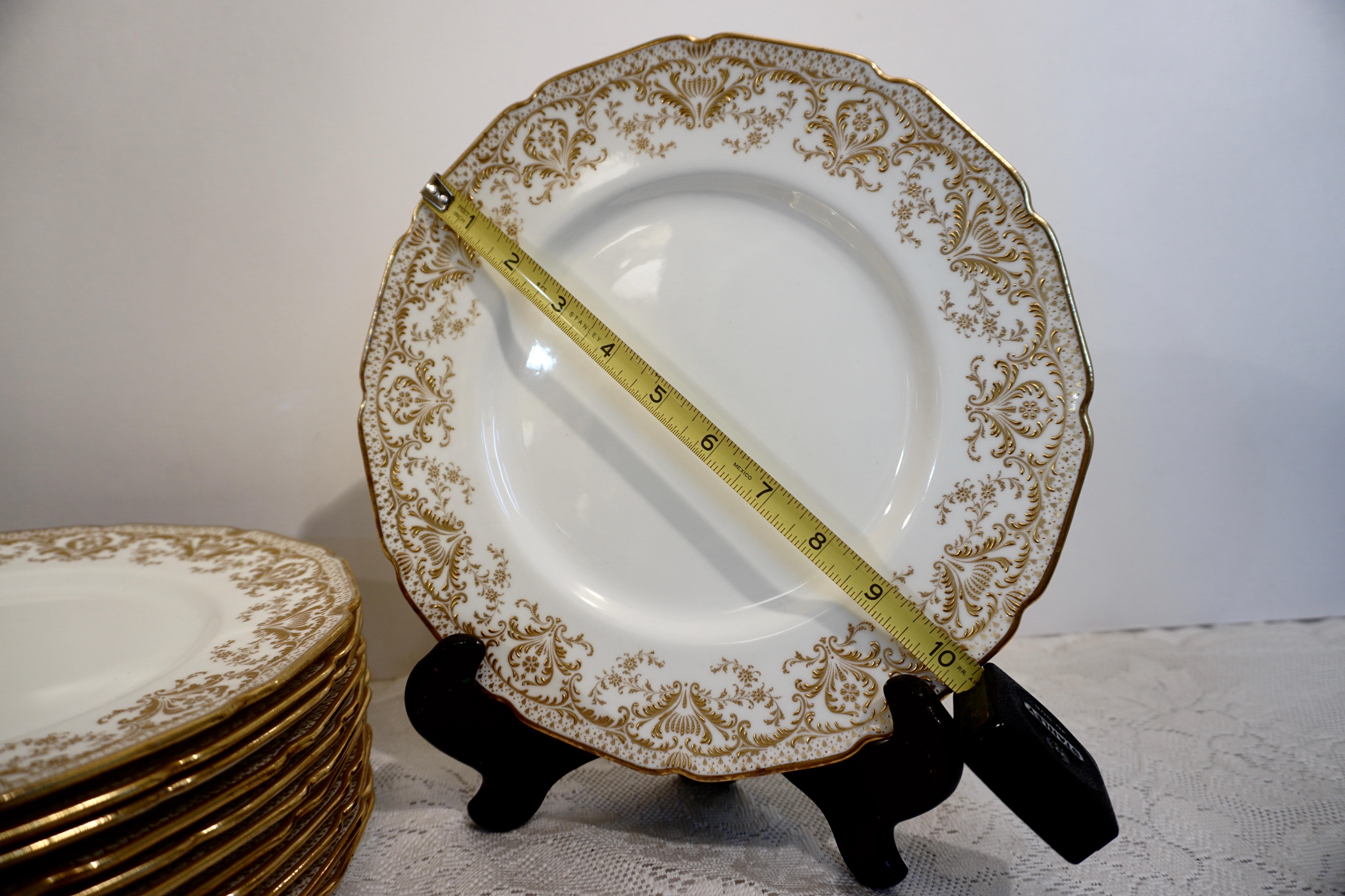 Juego de doce platos Royal Doulton con decoración arabesca dorada en relieve Rococó en venta