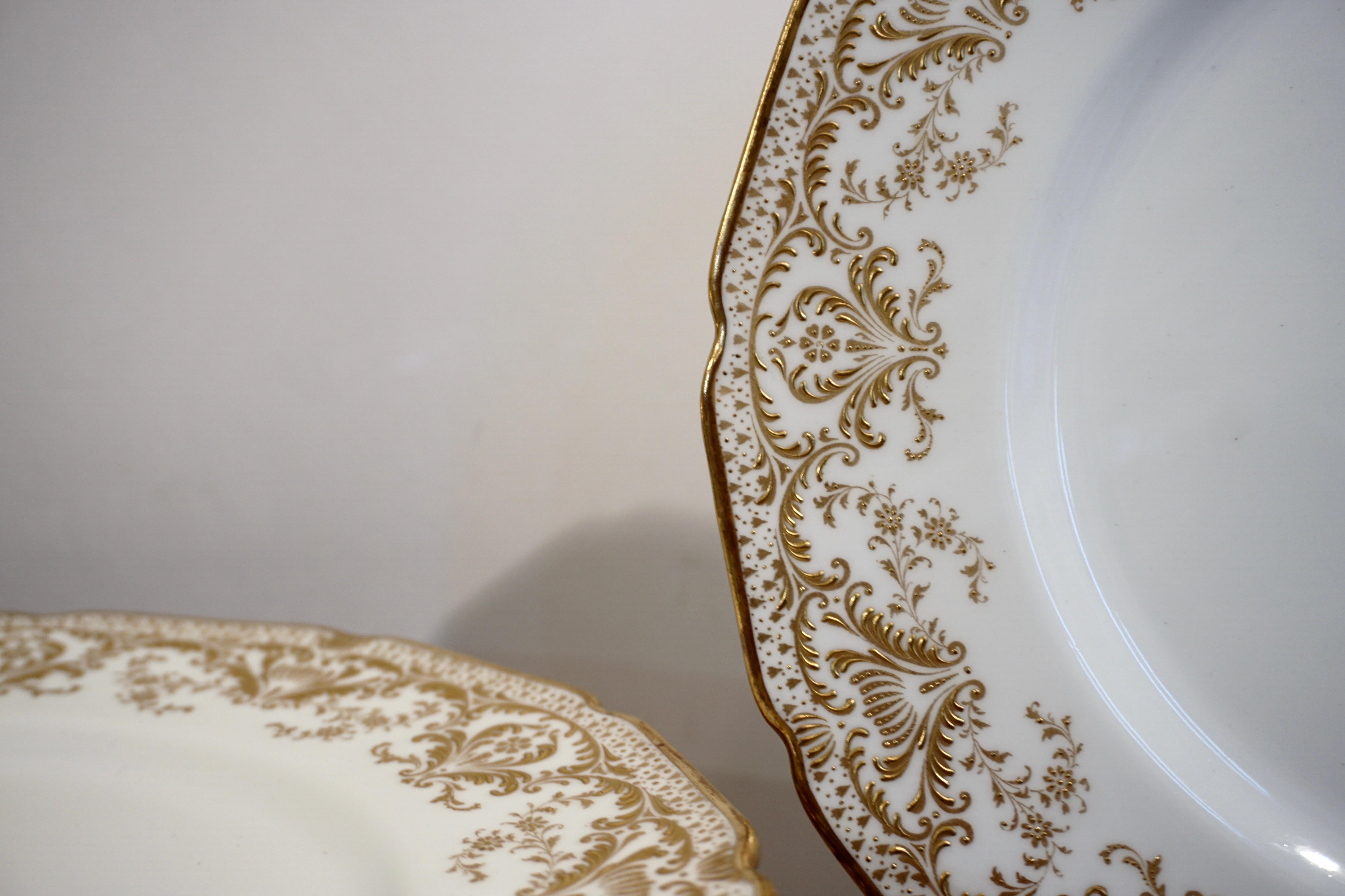 Juego de doce platos Royal Doulton con decoración arabesca dorada en relieve Dorado en venta