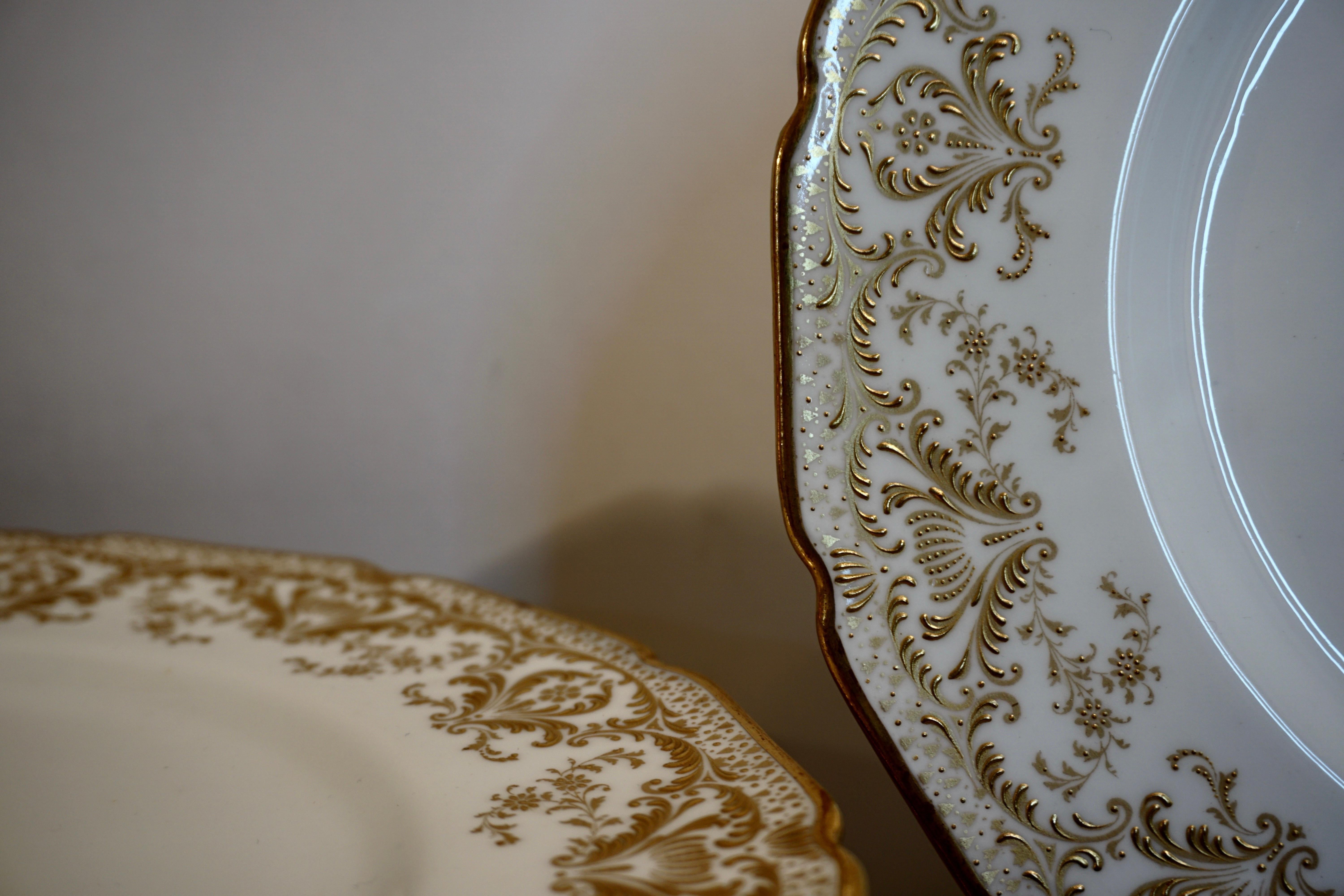 Juego de doce platos Royal Doulton con decoración arabesca dorada en relieve en Bueno estado para la venta en Boston, MA