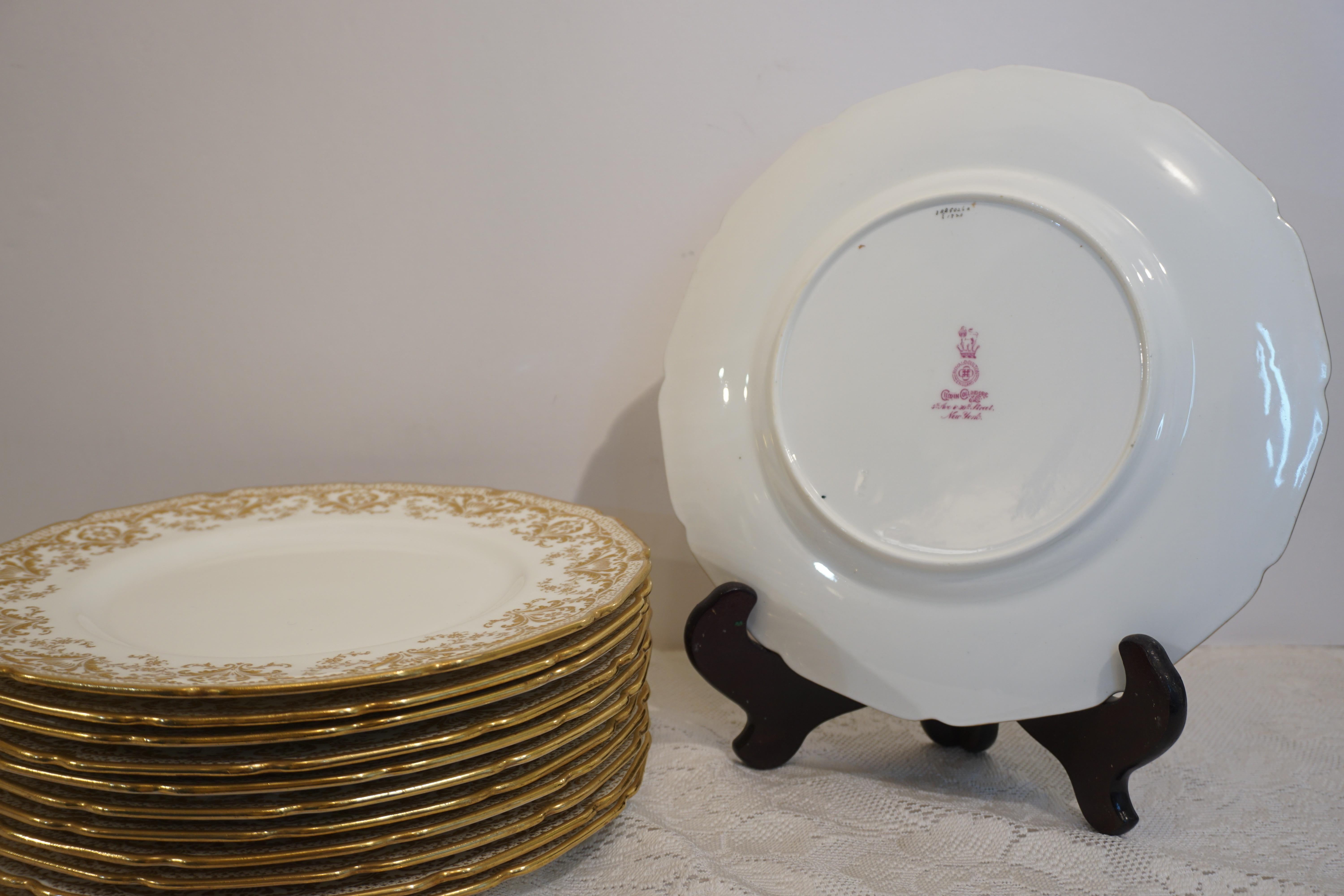 Juego de doce platos Royal Doulton con decoración arabesca dorada en relieve principios del siglo XX en venta