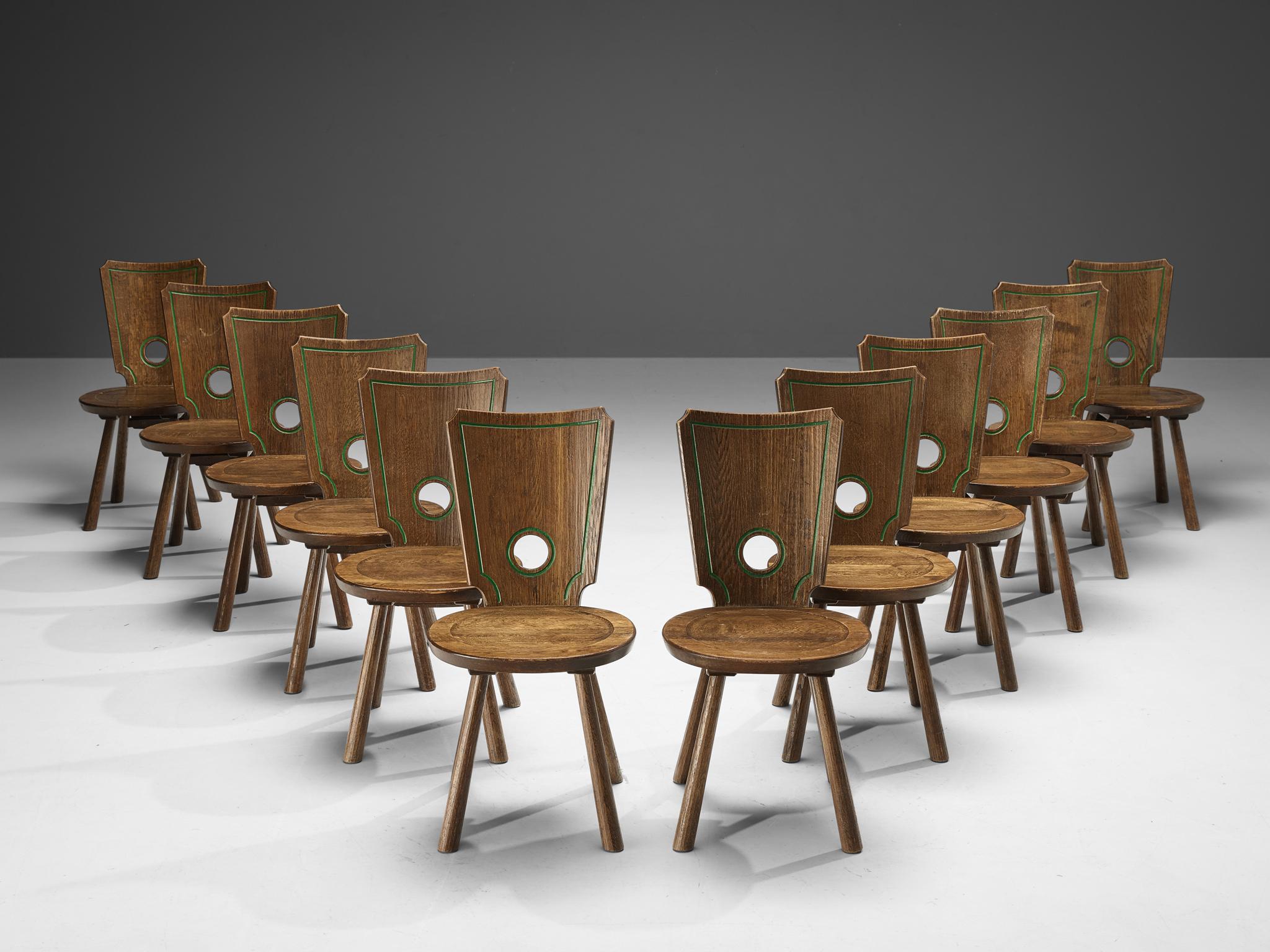 Grand ensemble de chaises de salle à manger, chêne teinté, laiton, métal, France, années 1960

Ensemble caractéristique de chaises de salle à manger françaises. Modérément décoré, l'espace arrondi du dossier joue un rôle visuel important en