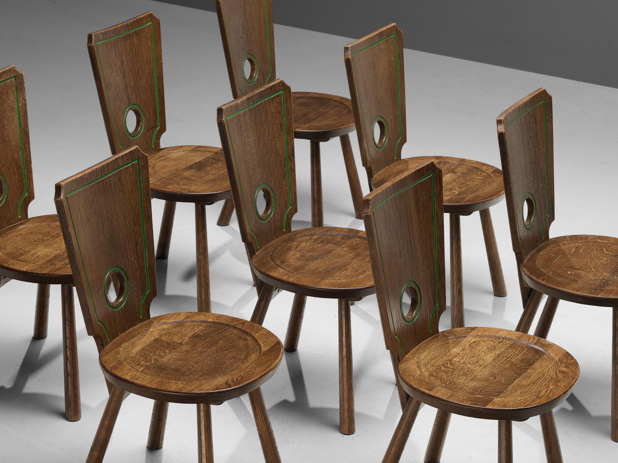 Satz von zwölf rustikalen französischen Esszimmerstühlen aus massiver Eiche  (Moderne der Mitte des Jahrhunderts) im Angebot