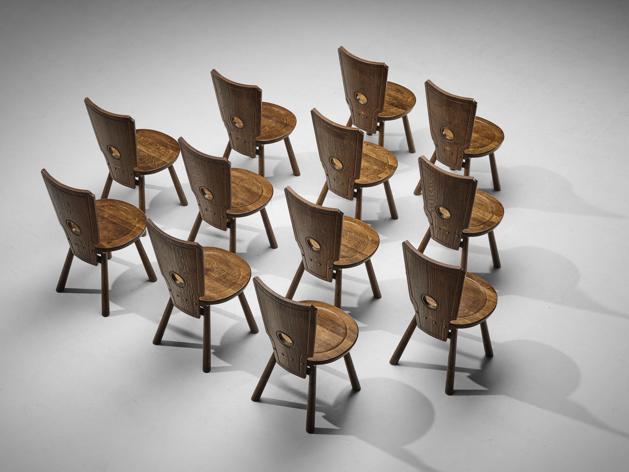 Ensemble de douze chaises de salle à manger françaises rustiques en chêne massif  en vente 1