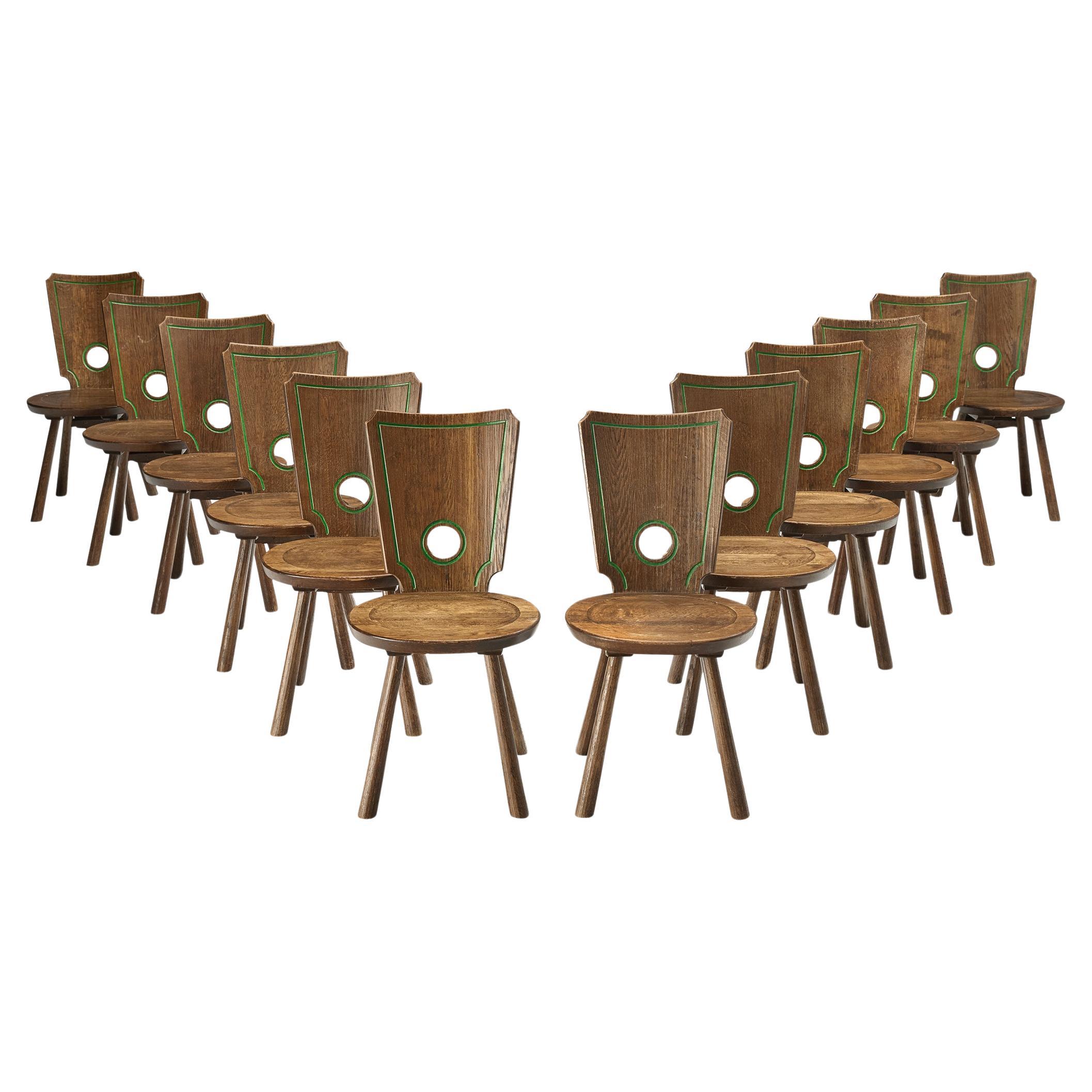 Satz von zwölf rustikalen französischen Esszimmerstühlen aus massiver Eiche 